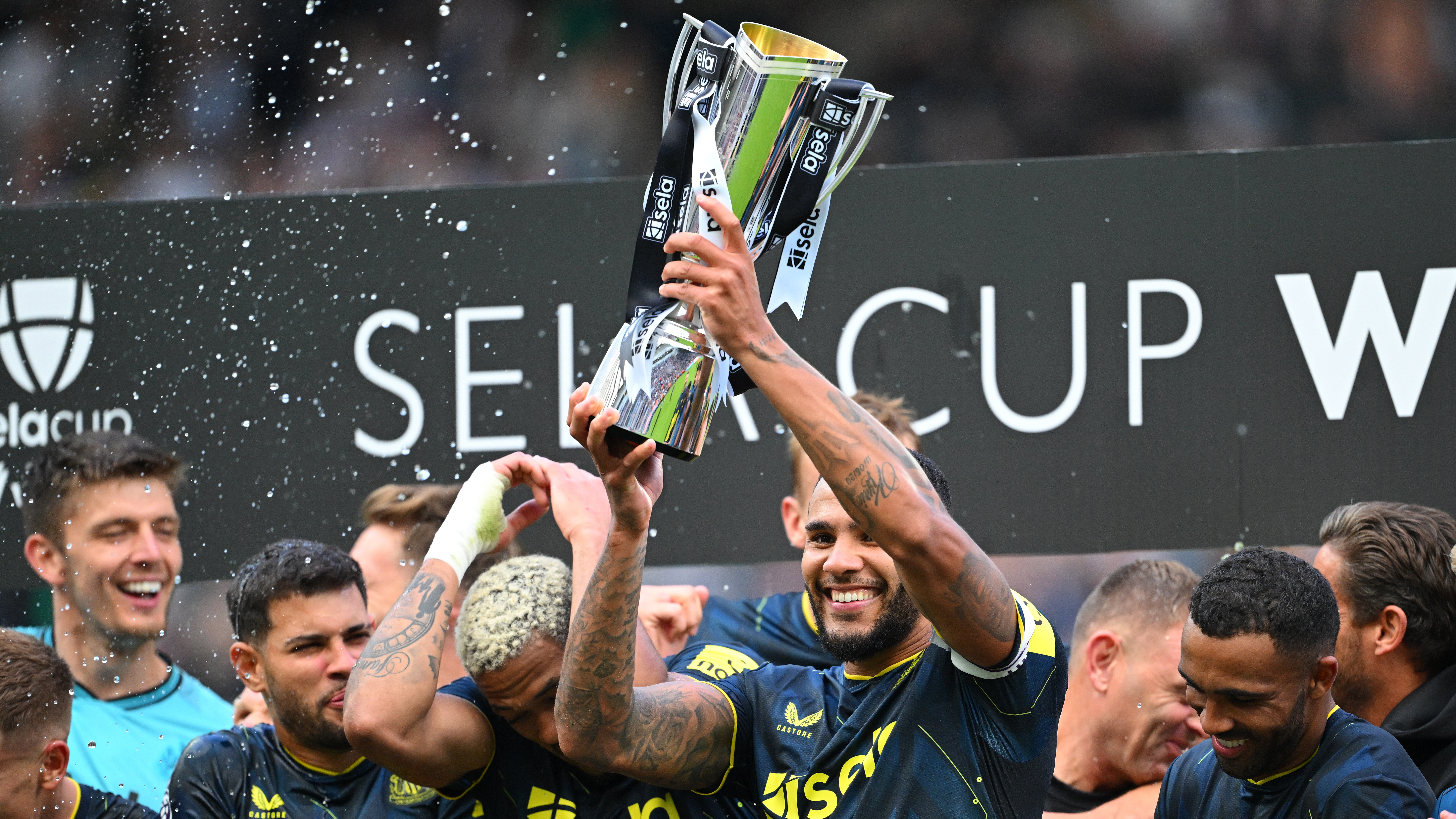 jamaal-lascelles-lifts-sela-cup