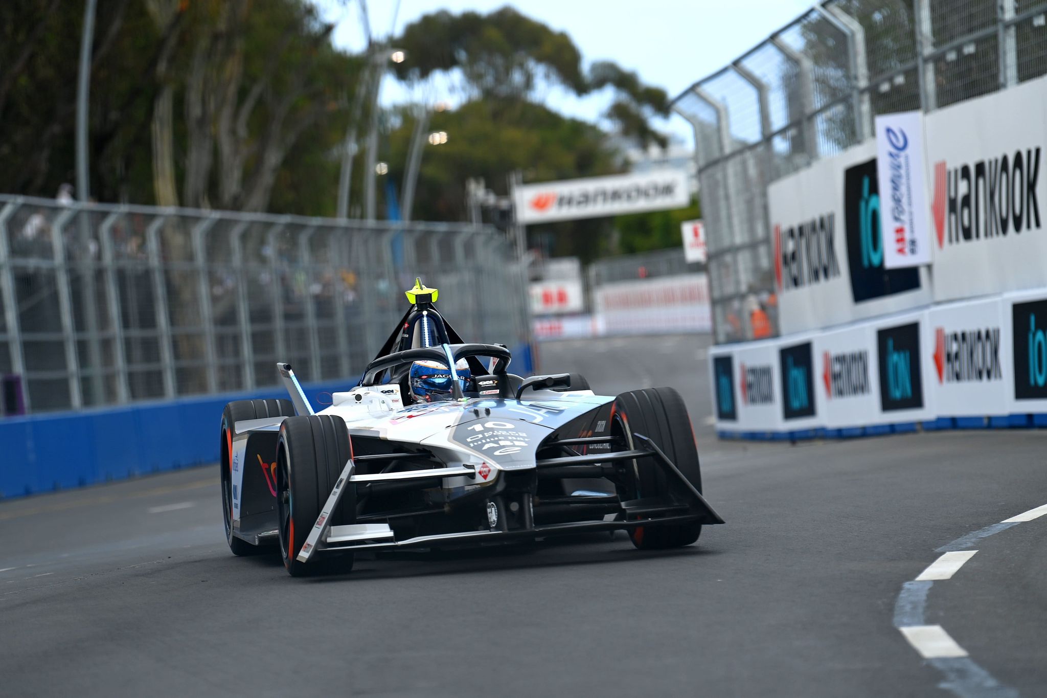 Bird forced to miss Cape Town E-Prix after crash in qualifying
