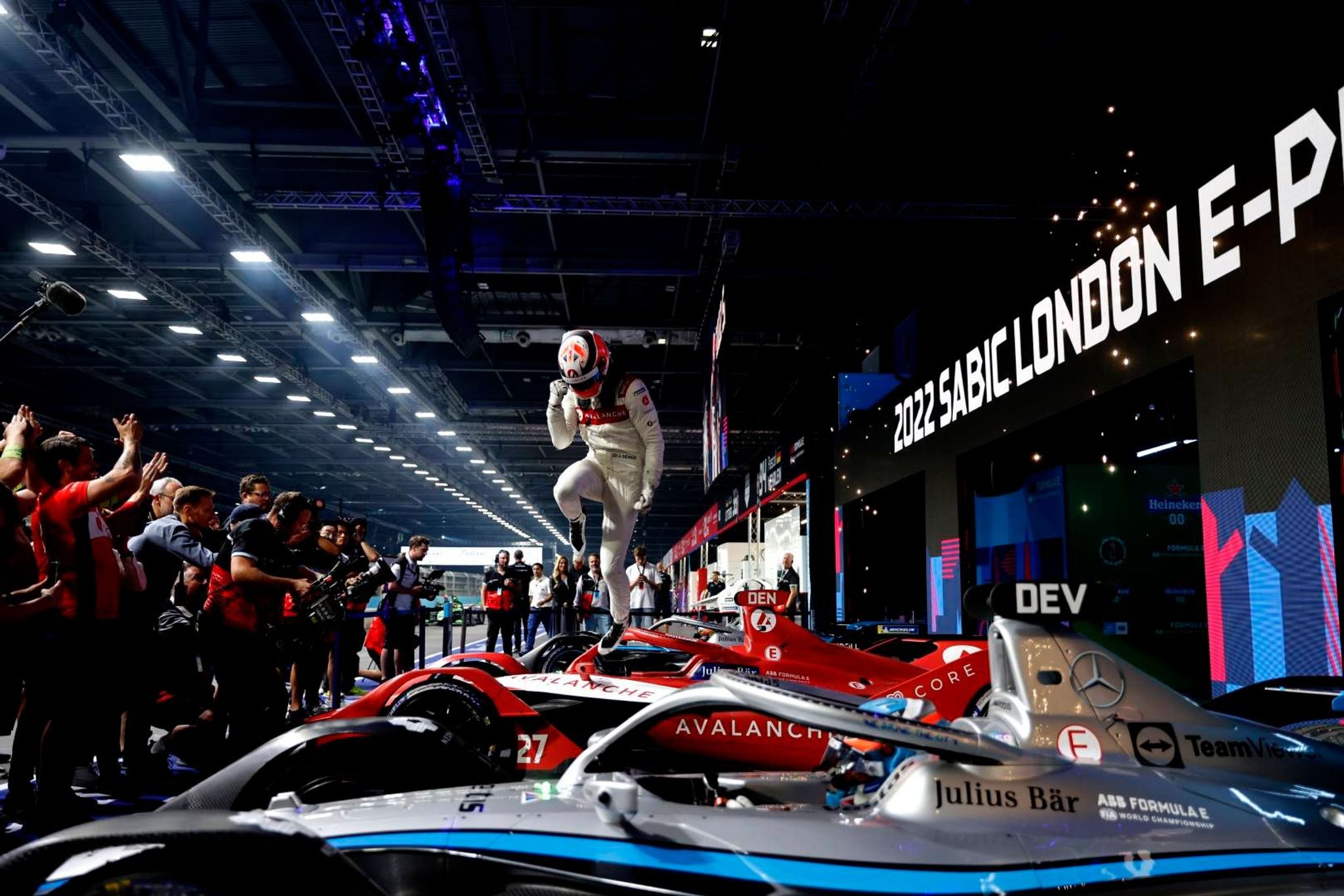 Dennis dominant on way to SABIC London E-Prix Round 13 win as Vandoorne pulls gap in title fight