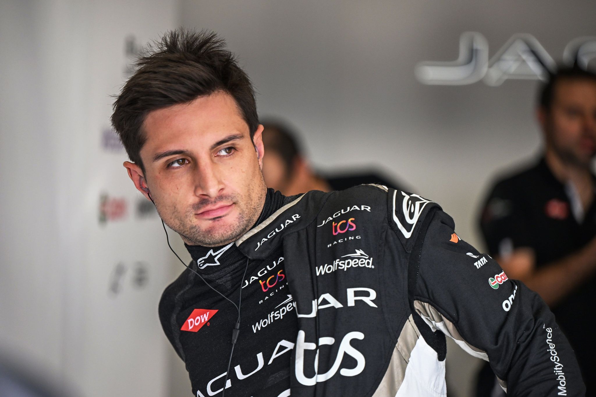 Which drivers have completed 100 race entries in Formula E?