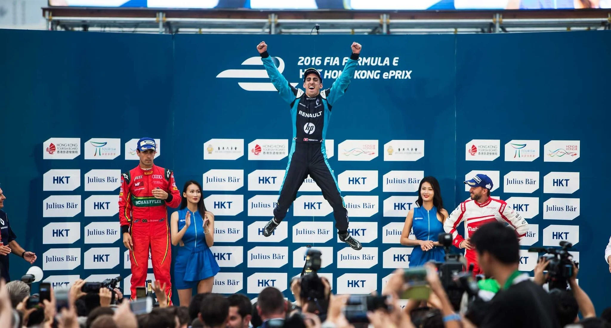 Buemi holds on in Hong Kong