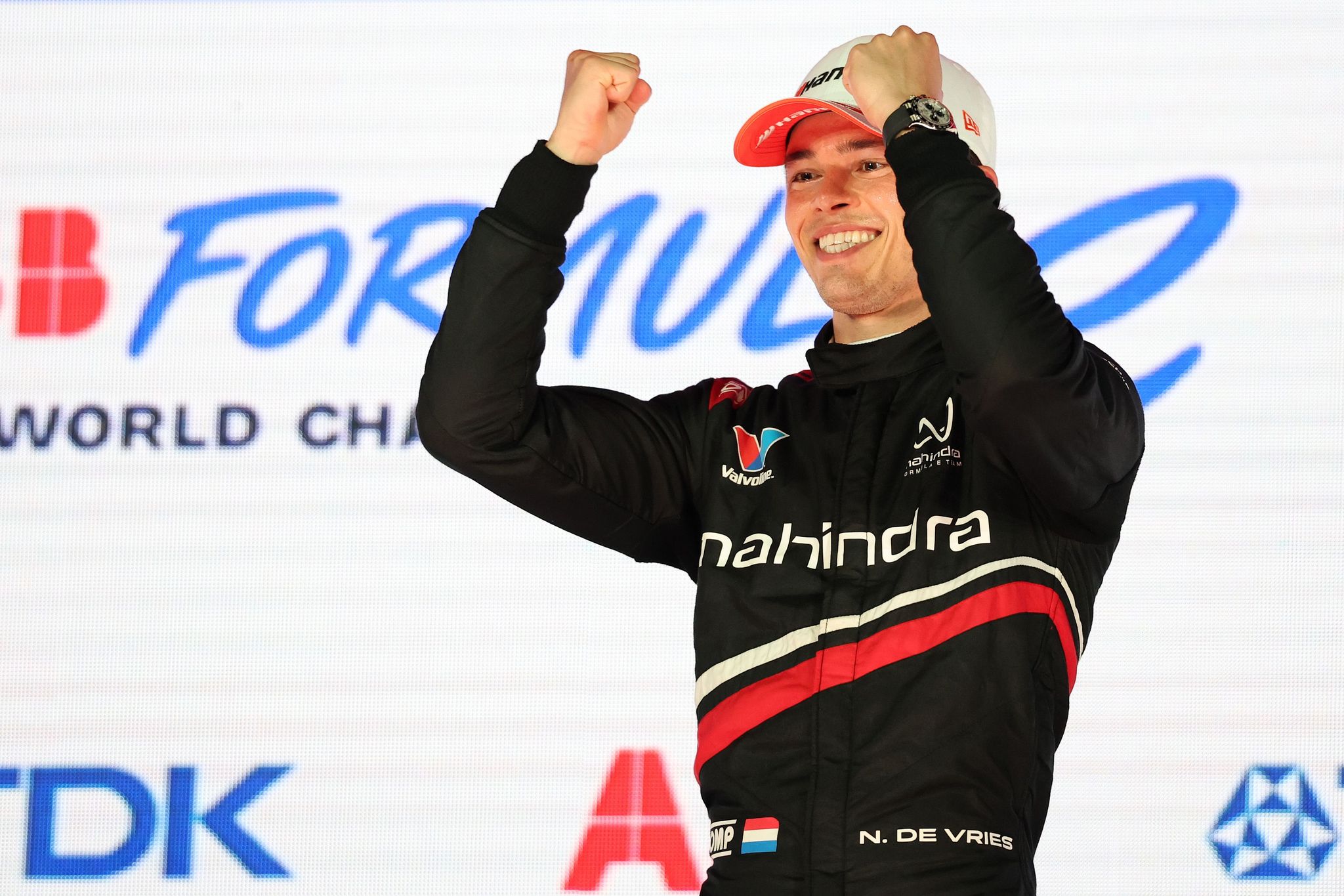 De Vries masters changeable conditions for Tokyo win as title fight flips