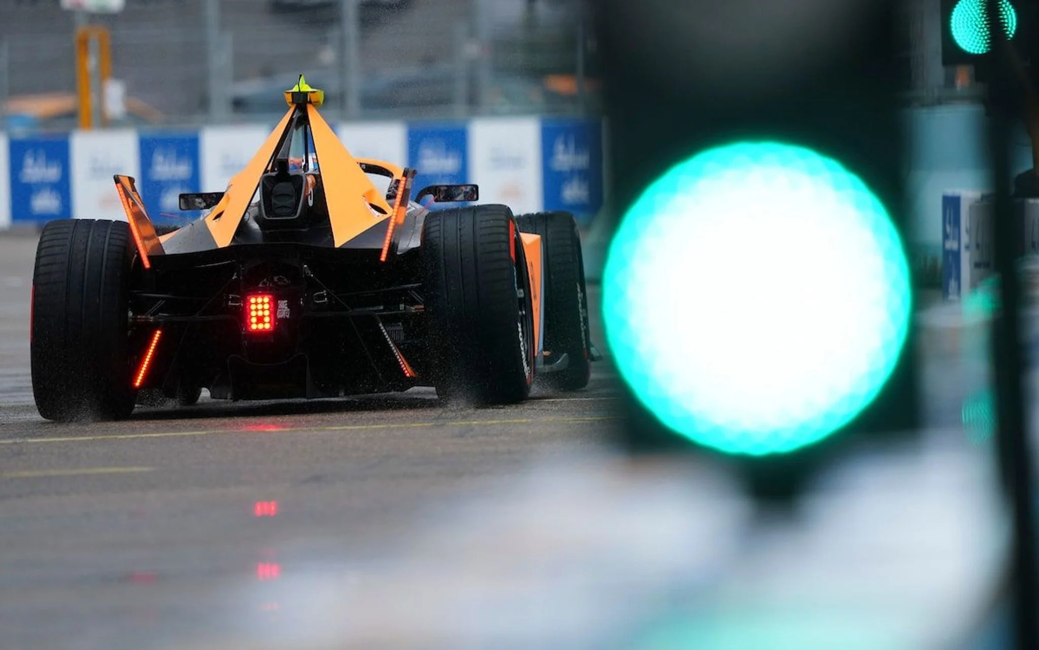 How does a Formula E race weekend work?