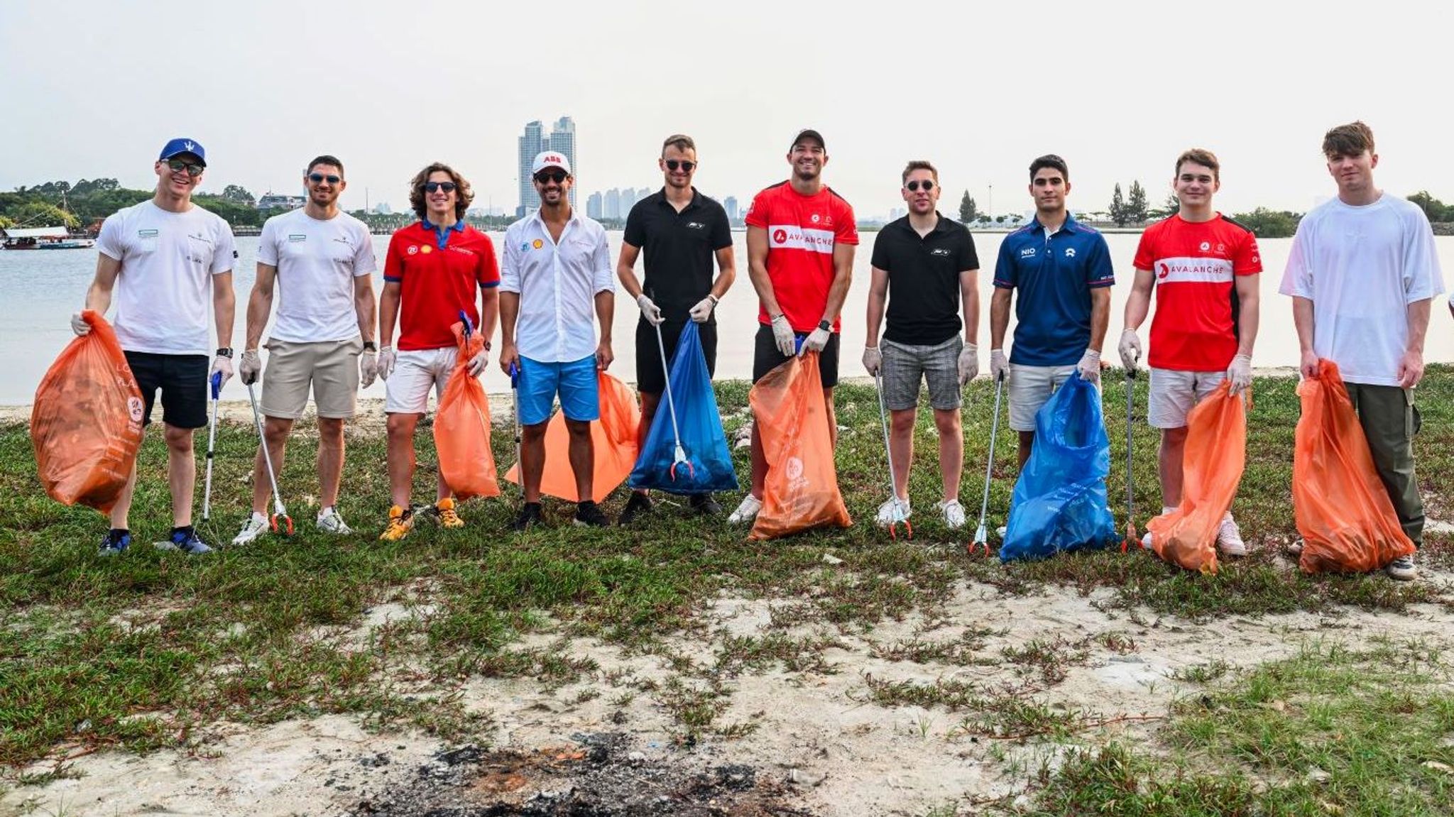 Drivers clean-up in Jakarta ahead of World Environment Day