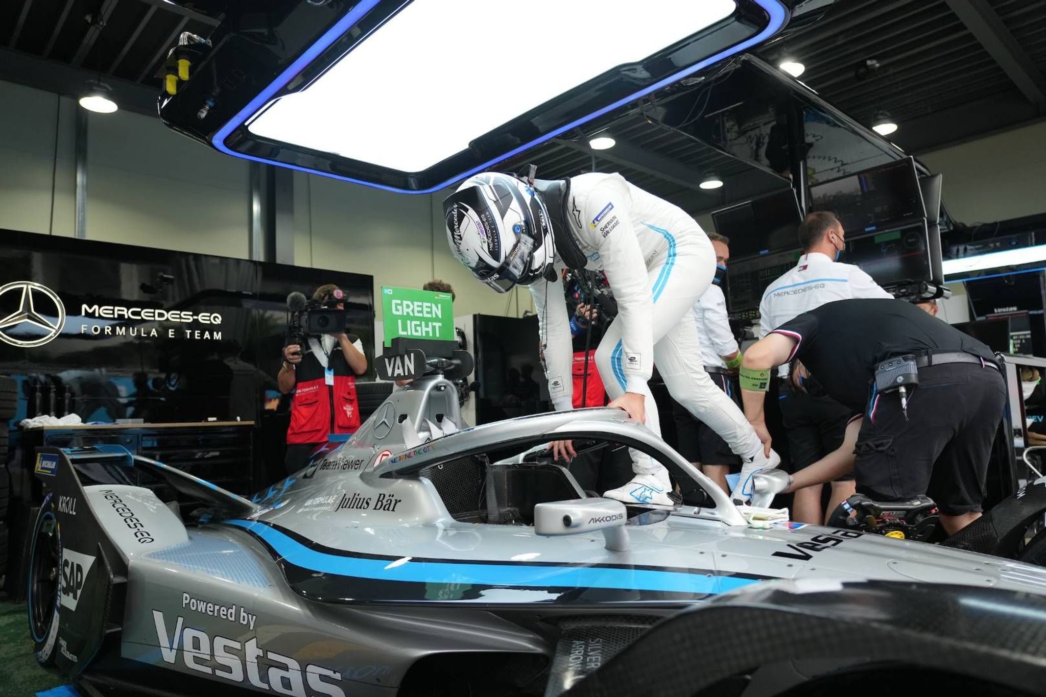 Standings leader Vandoorne tops Free Practice 1 in Seoul