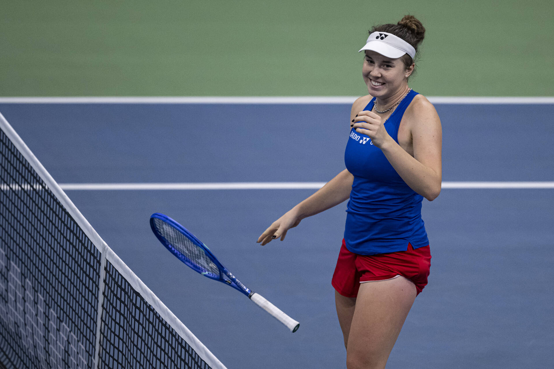 Noskova drops racquet