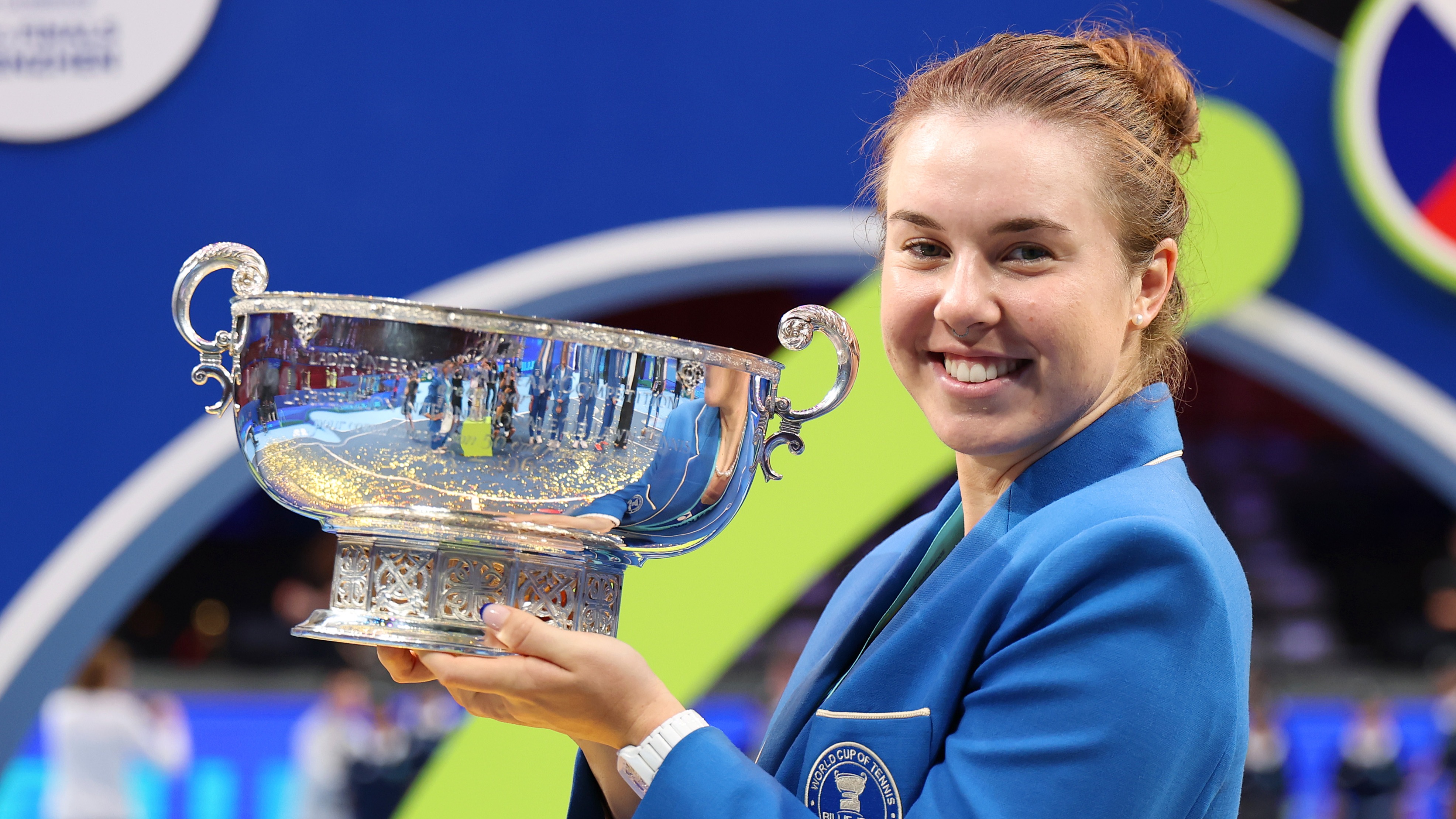 Linda Noskova lifts BJK Cup trophy