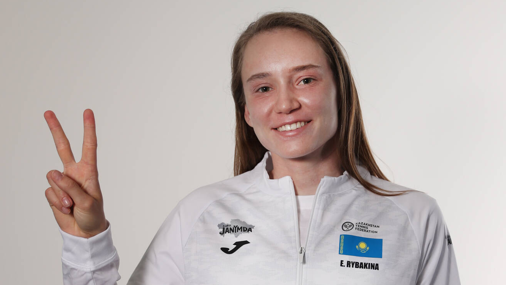 Rybakina peace sign