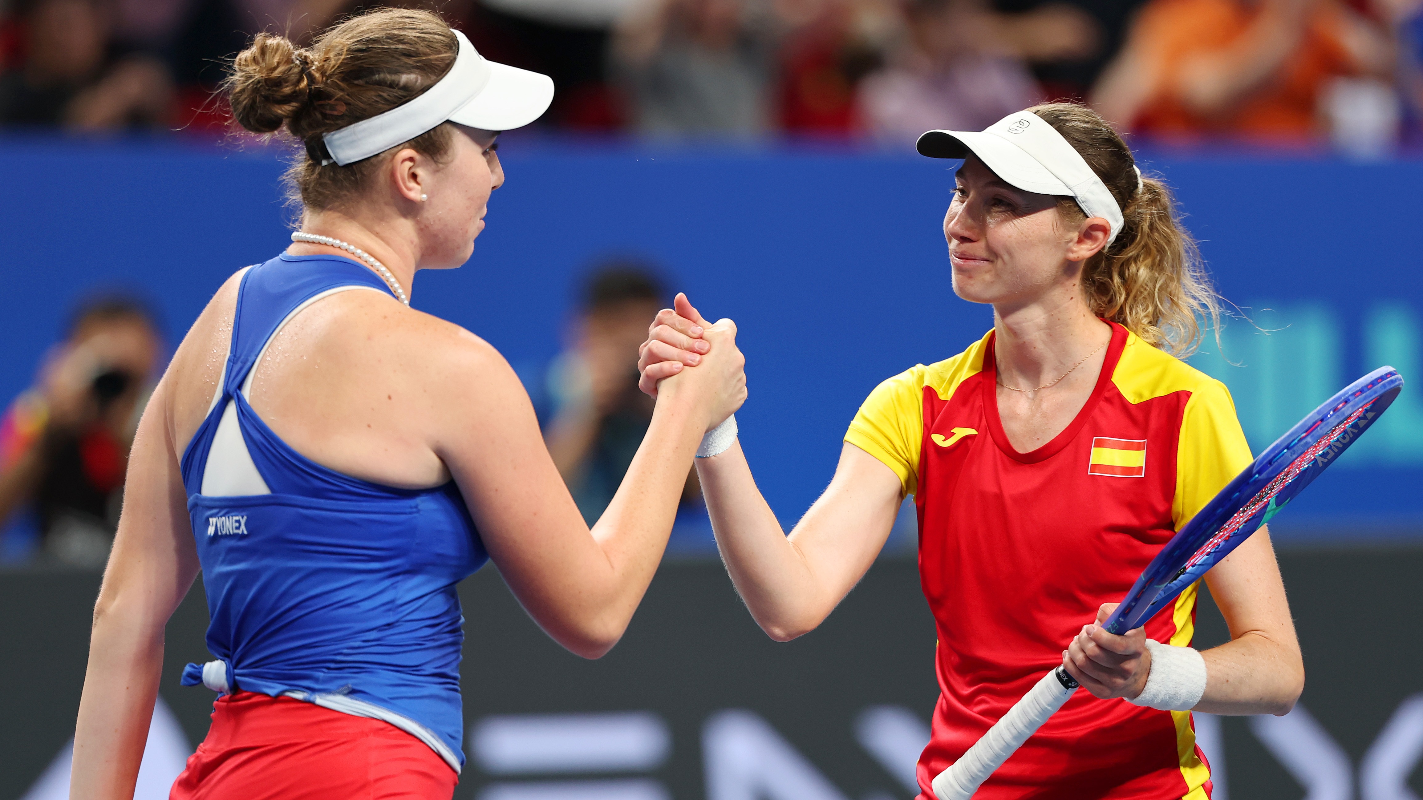 Cristina Bucsa and Linda Noskova shake hands 