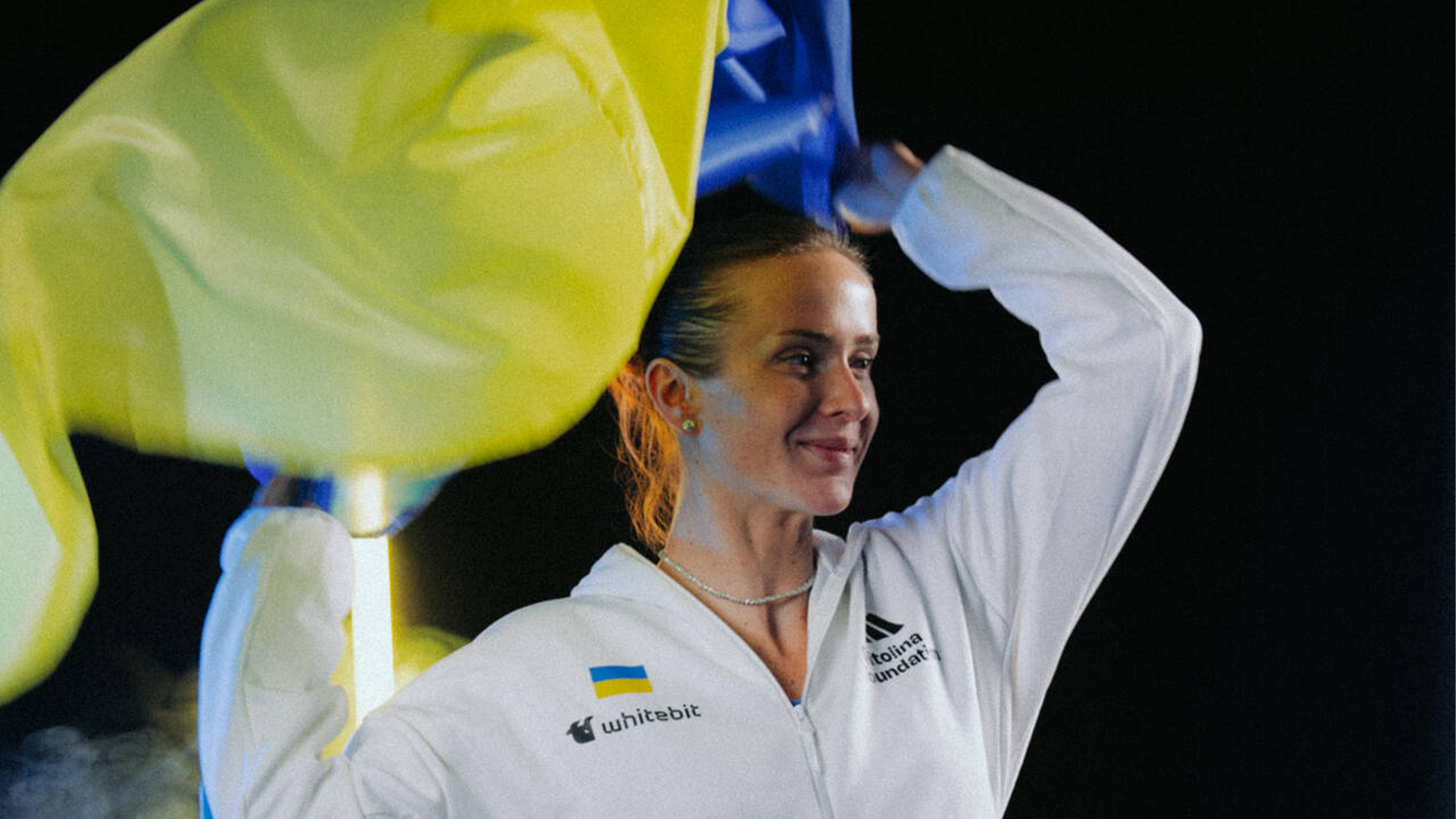 Svitolina with flag at photoshoot