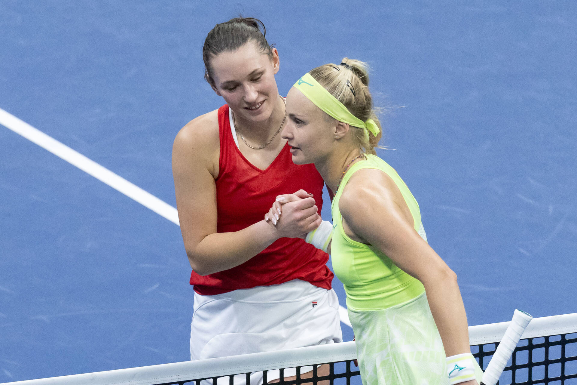 Rebecca Sramkova shakes hands with Johanne Svendsen