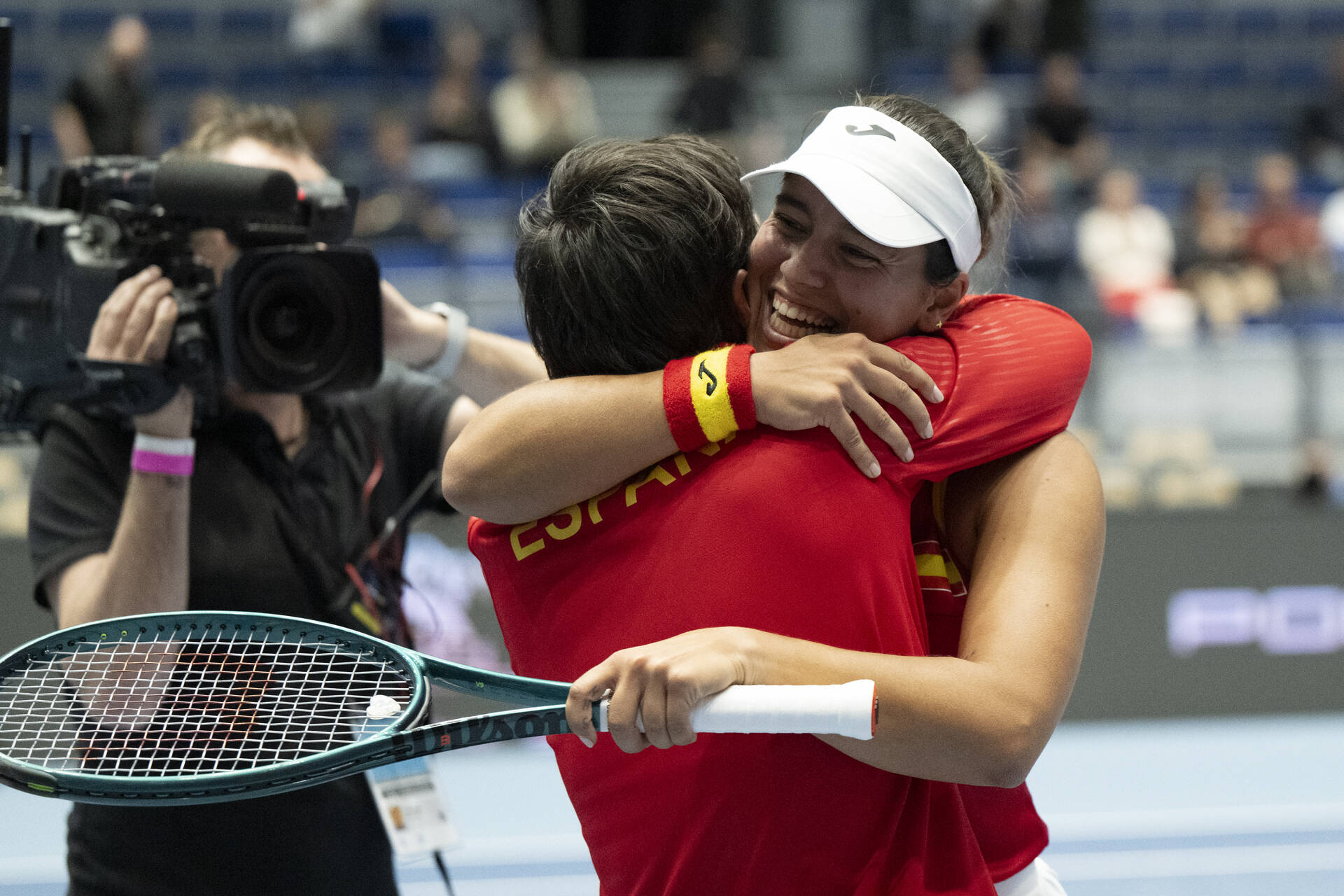 Jessica Bouzas Maneiro celebrates with Carla Suarez Navarro