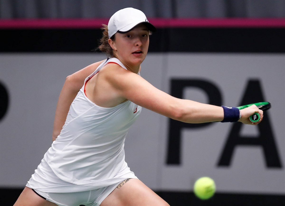 Swiatek estrena su N° 1 con un cómodo triunfo