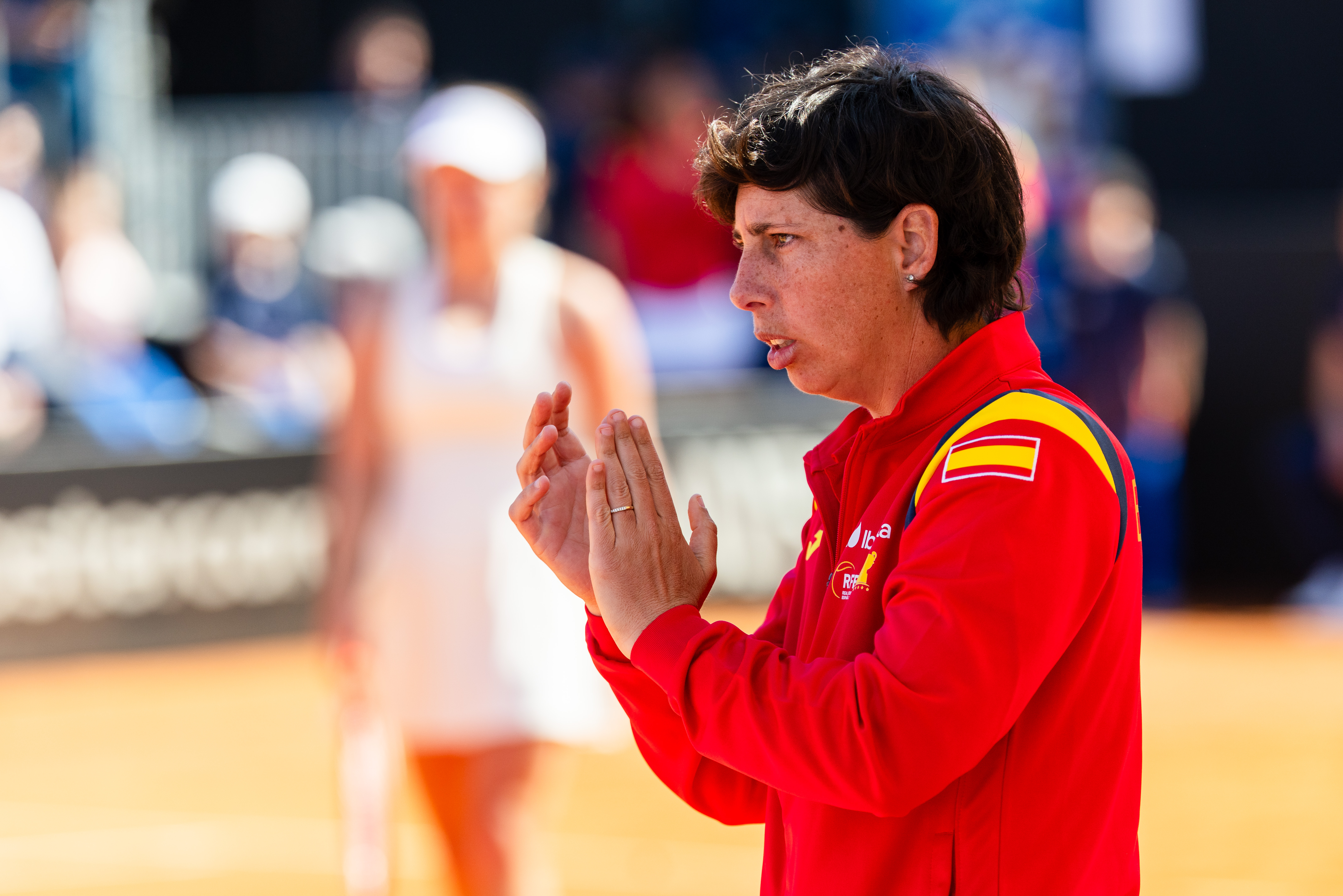 Carla Suarez Navarro claps