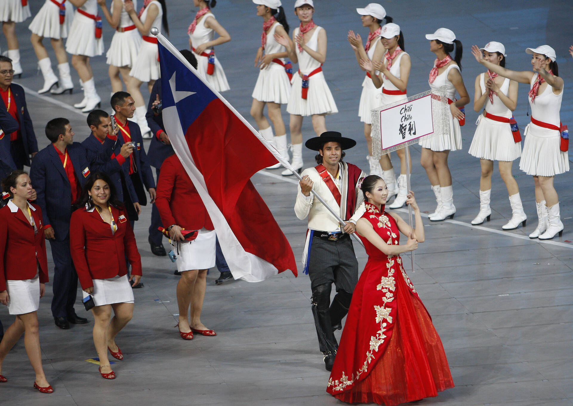 Gonzalez bearing Chile flag at 2004 Olympics