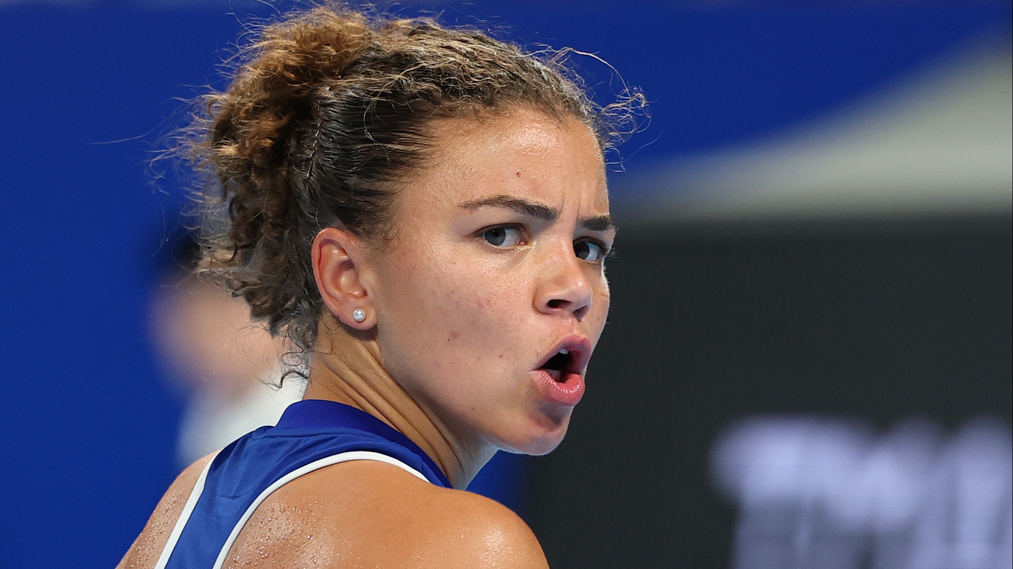 Jasmine Paolini winning a point against Zheng Qinwen