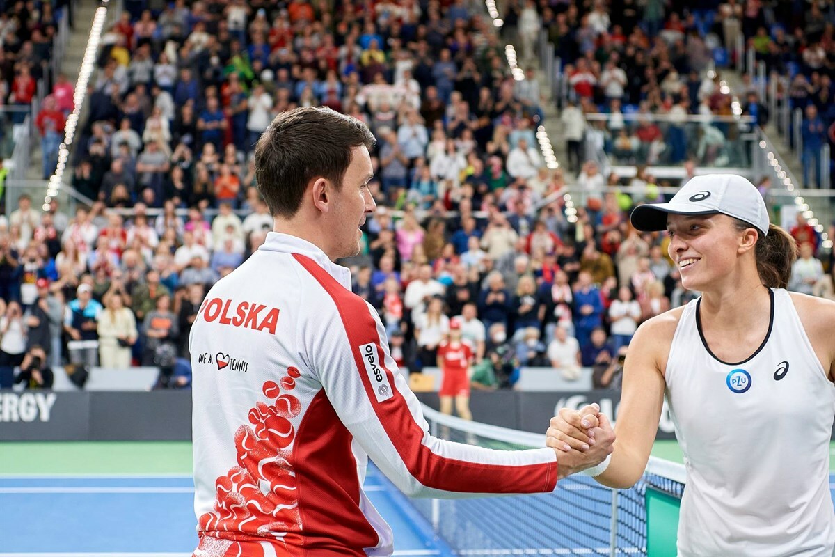 Swiatek on song as Poland close in on Finals spot