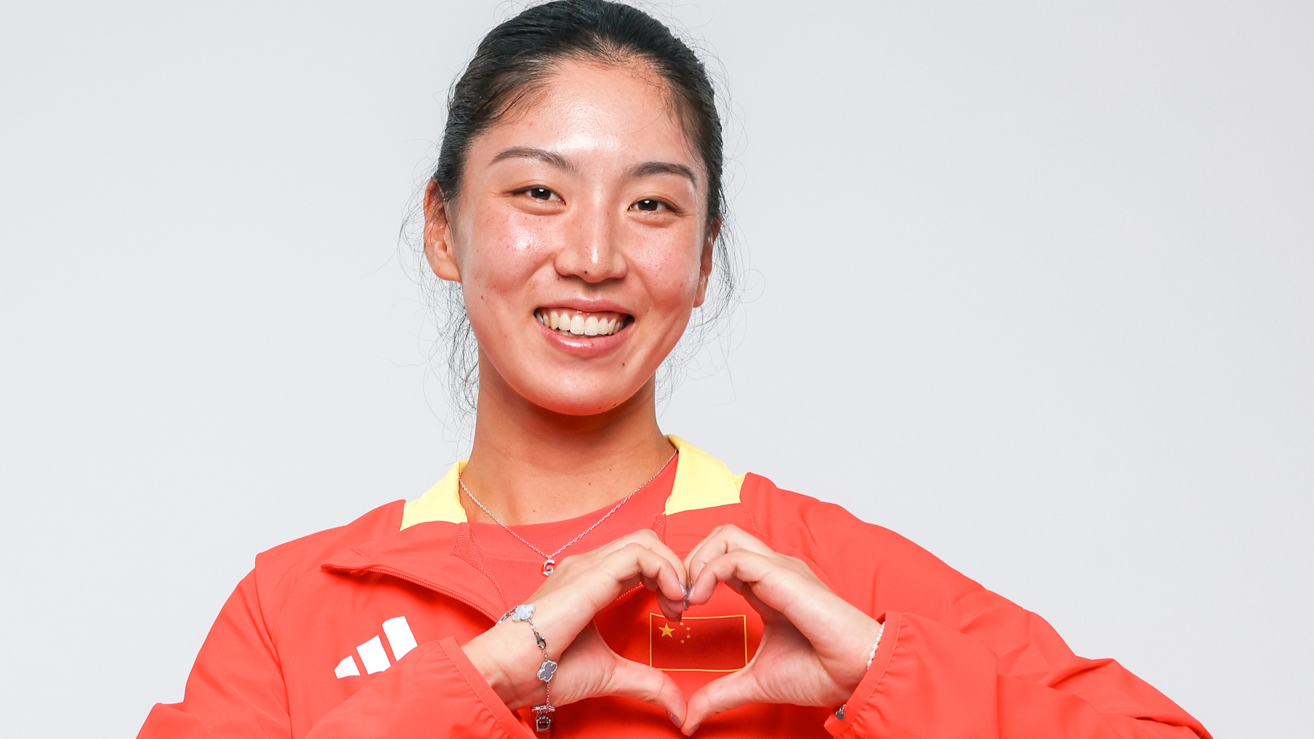 Wang Xinyu makes heart sign
