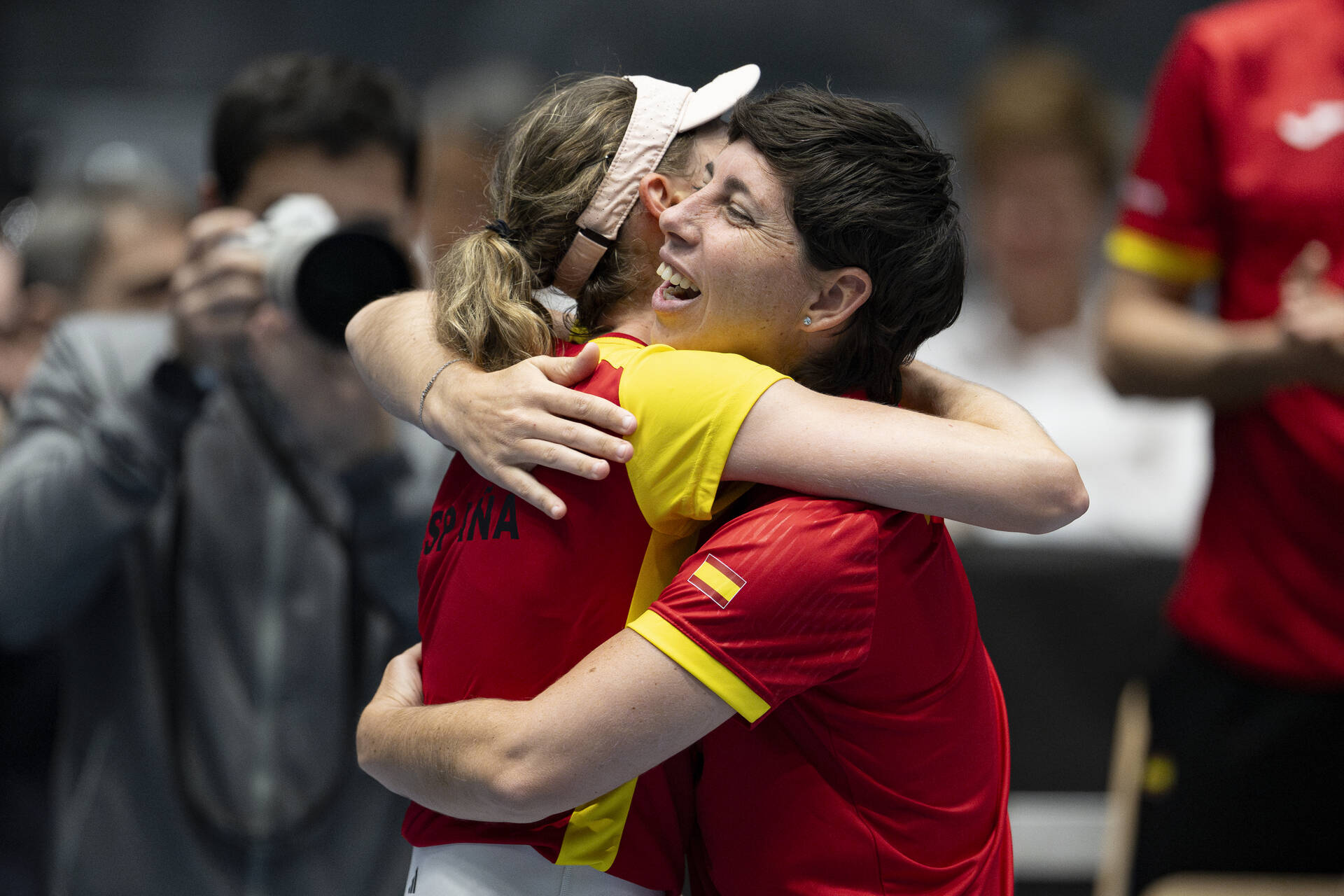 Suarez Navarro & Bucsa hug