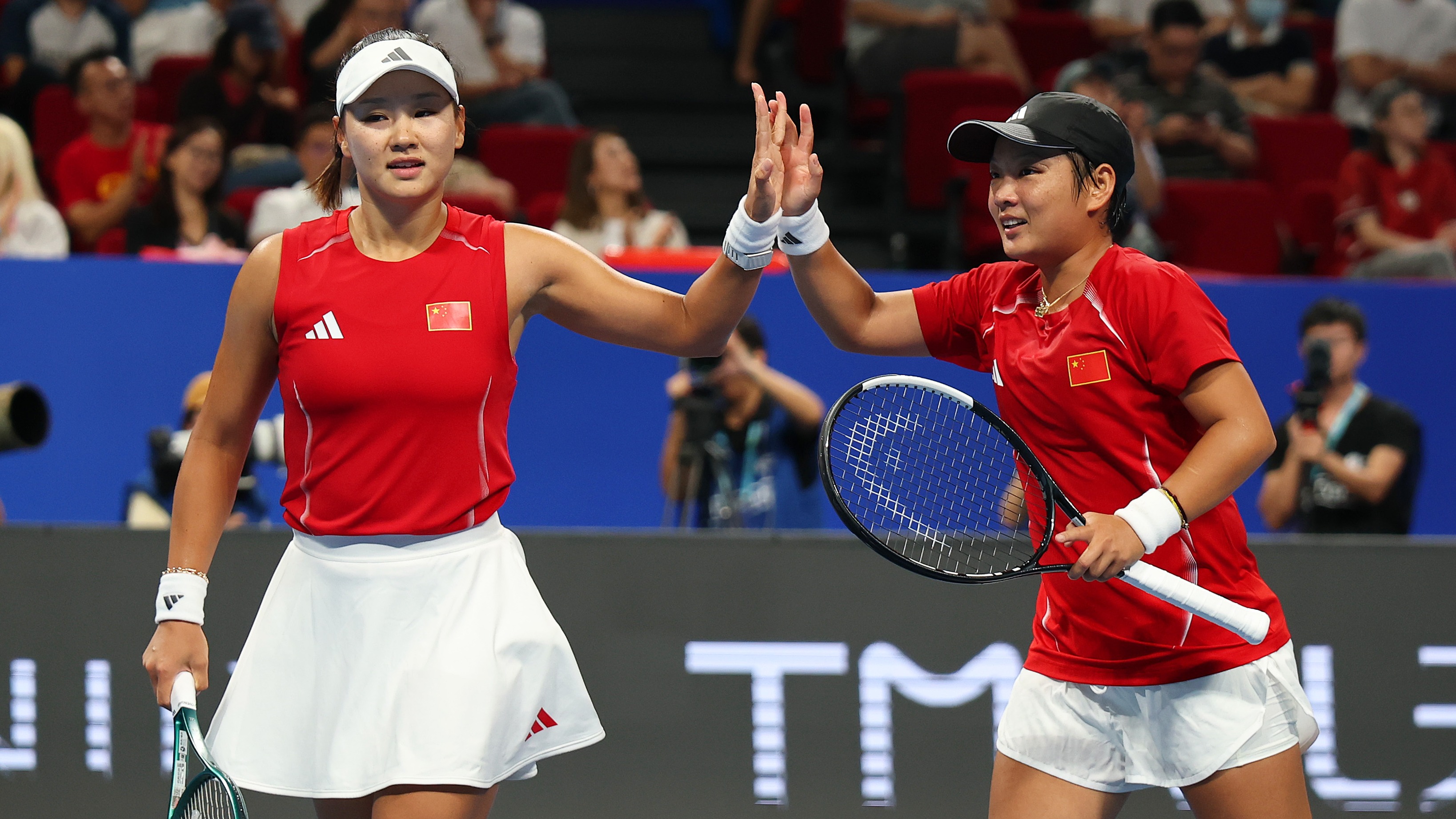 Hanyu Guo and Xinyu Jiang celebrate during Italy match