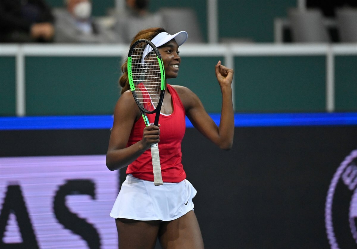 Canada stun reigning champs France in Finals opener