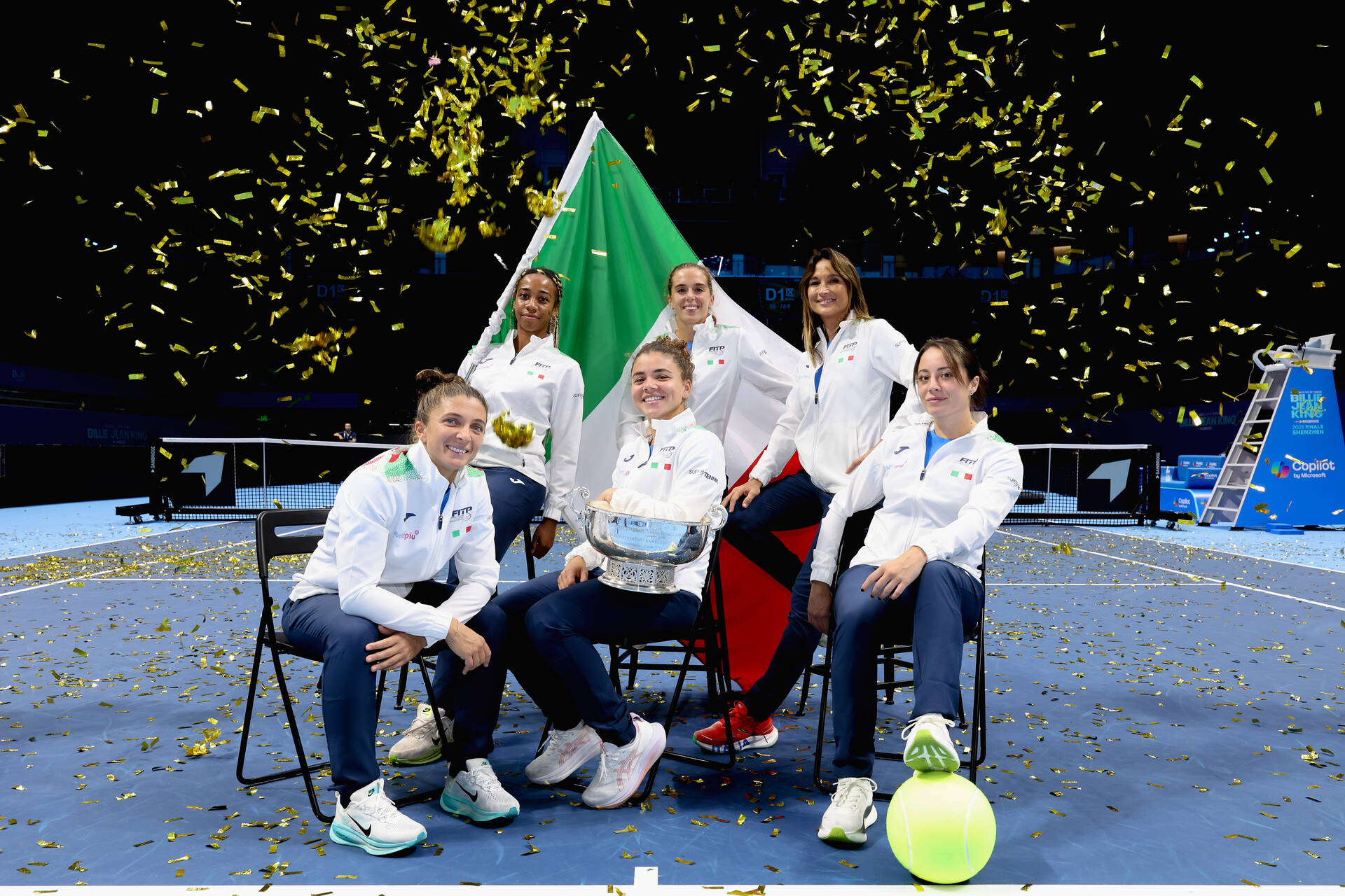 Team Italy posed World Champions photo with confetti