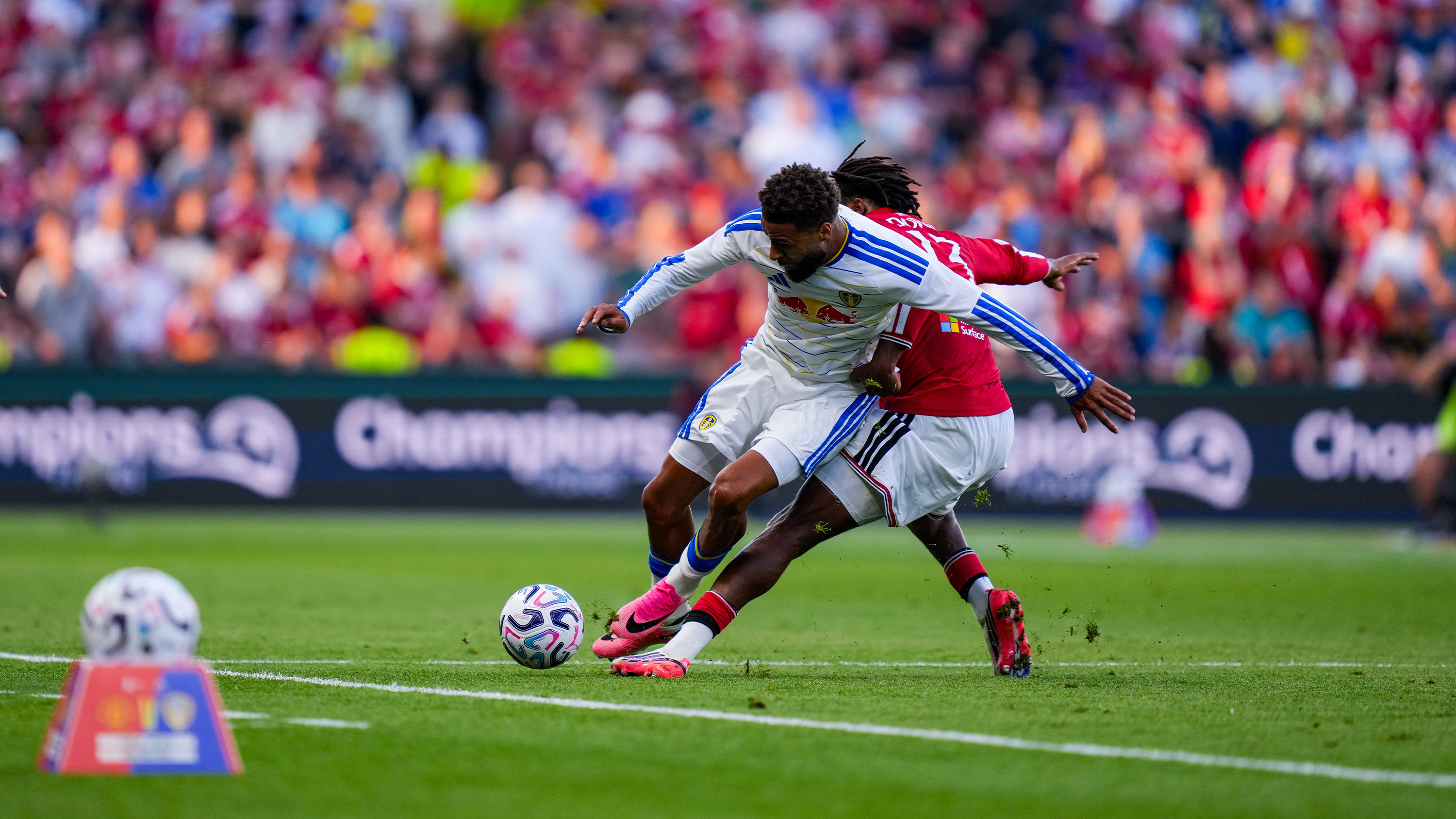 Jayden Bogle Man Utd Aug 26 Battling for ball