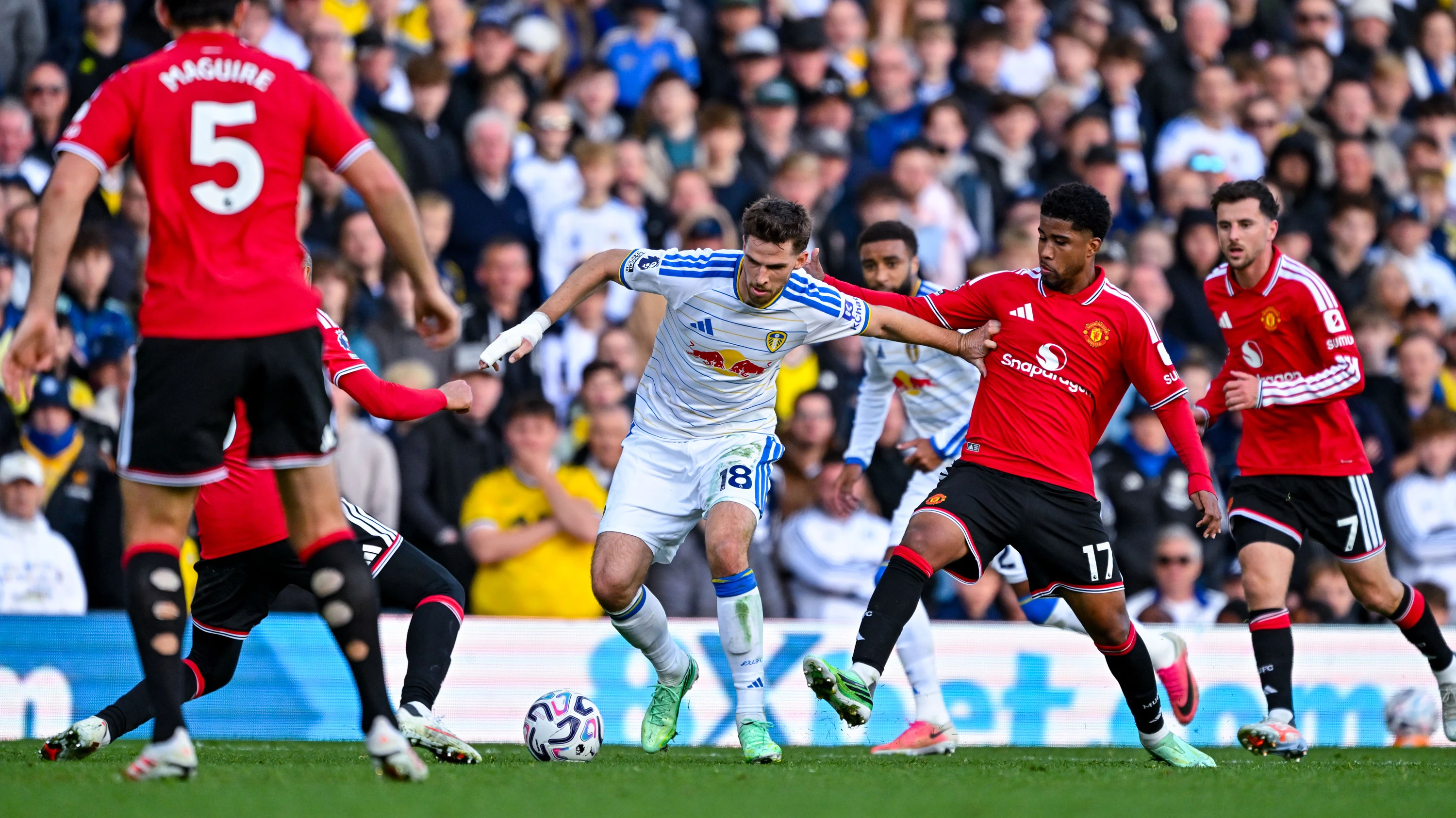 Anton Stach vs Manchester United action shot Oct 26