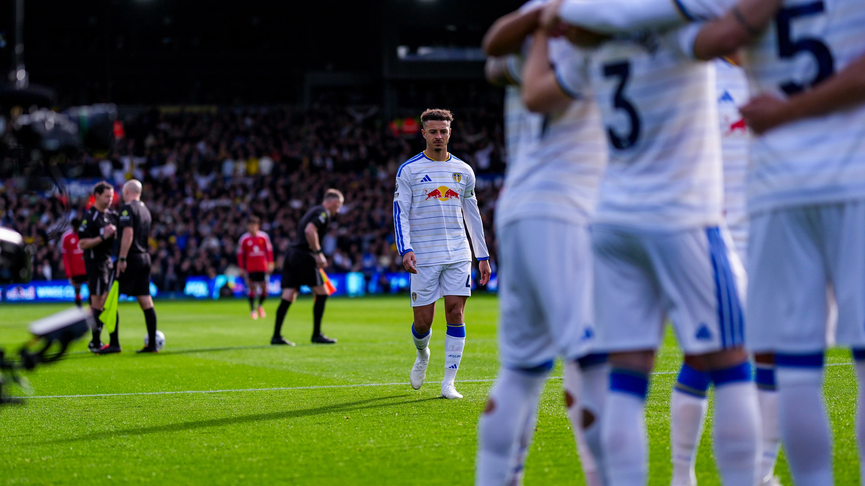 Ethan Ampadu walking to huddle vs Man United H Oct 26