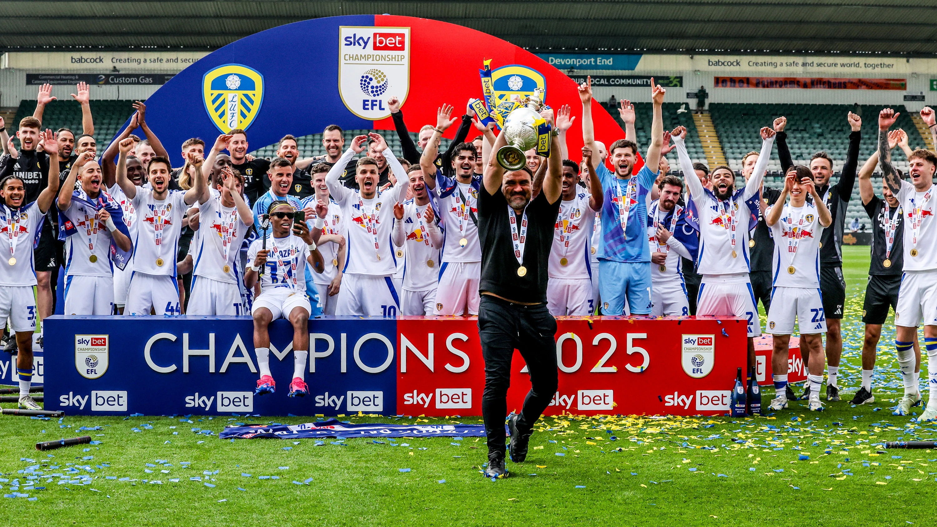Daniel Farke with trophy