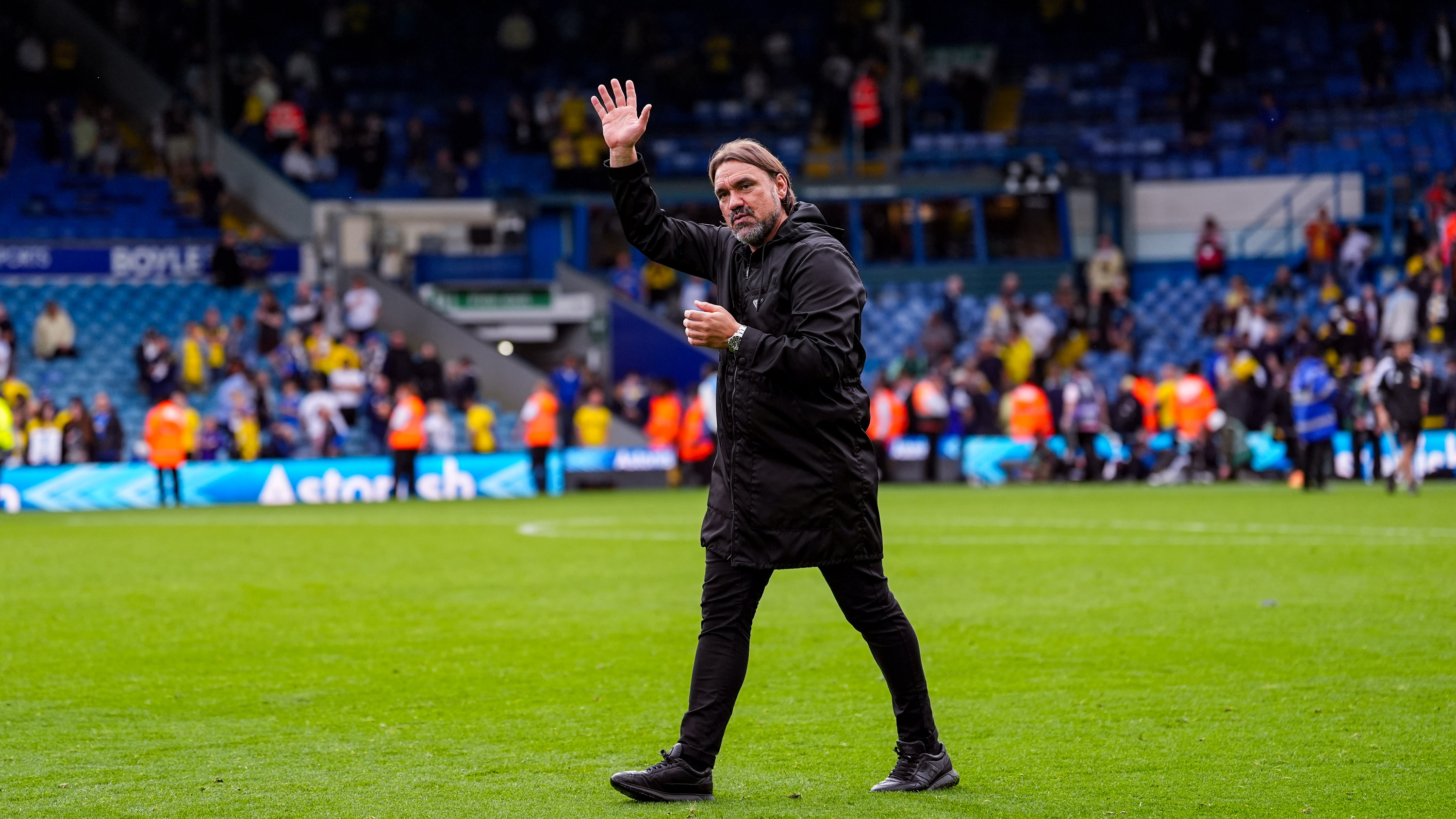 Daniel Farke waving at fans vs Brentford Aug 26 