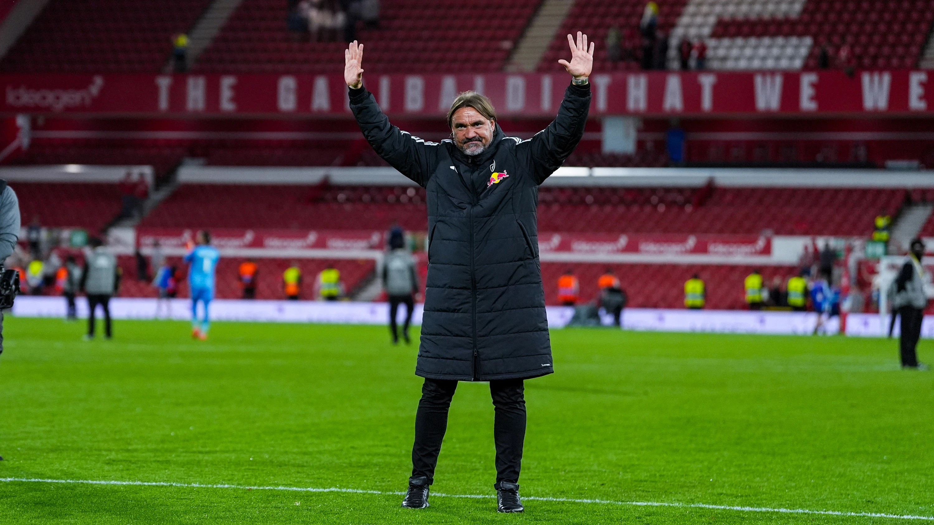 Daniel Farke celebrates with fans Forest A CCR2 Aug 26