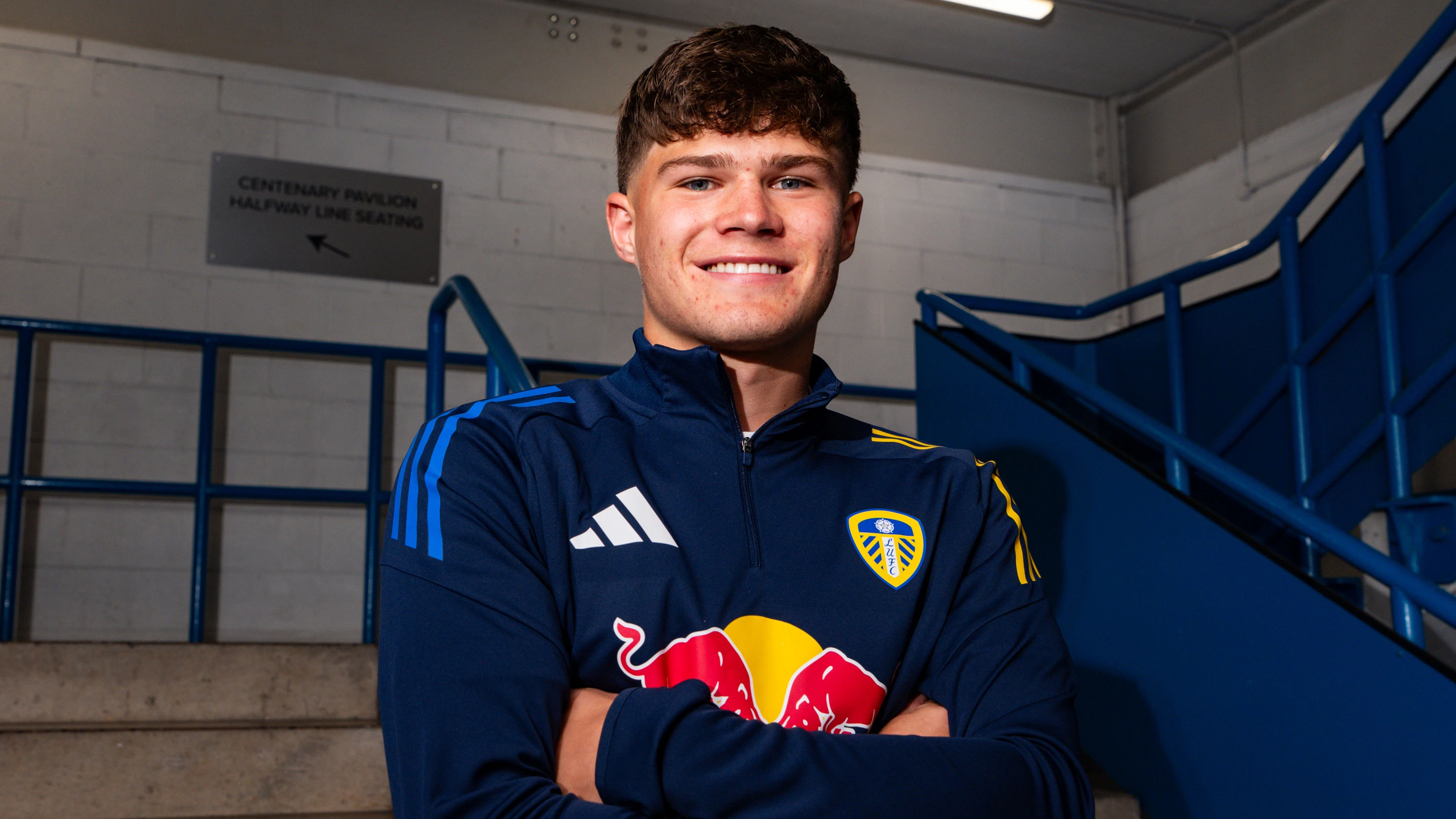 Alfie Cresswell signing 4