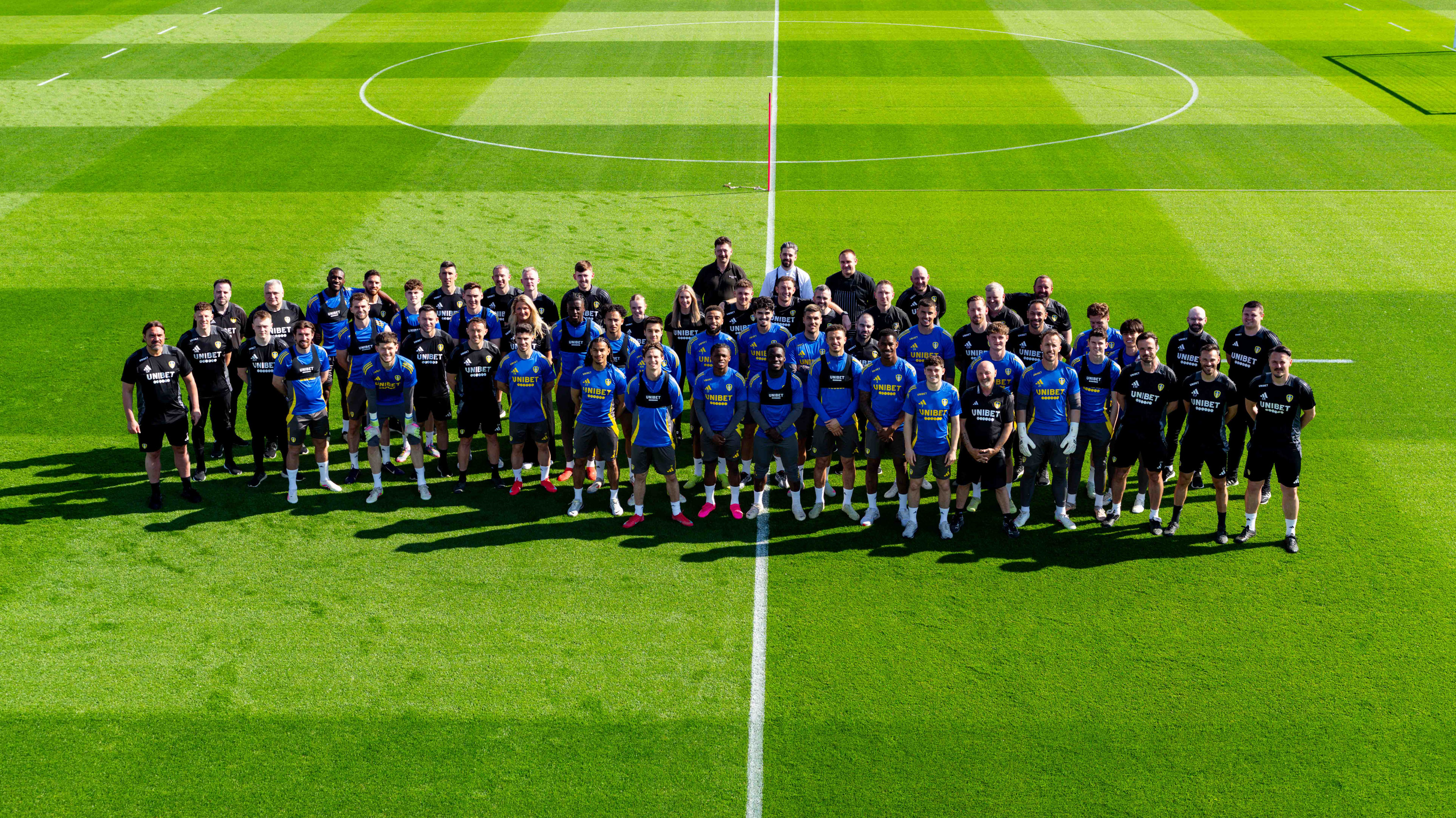 Leeds United 24/25 Squad photo TA outside