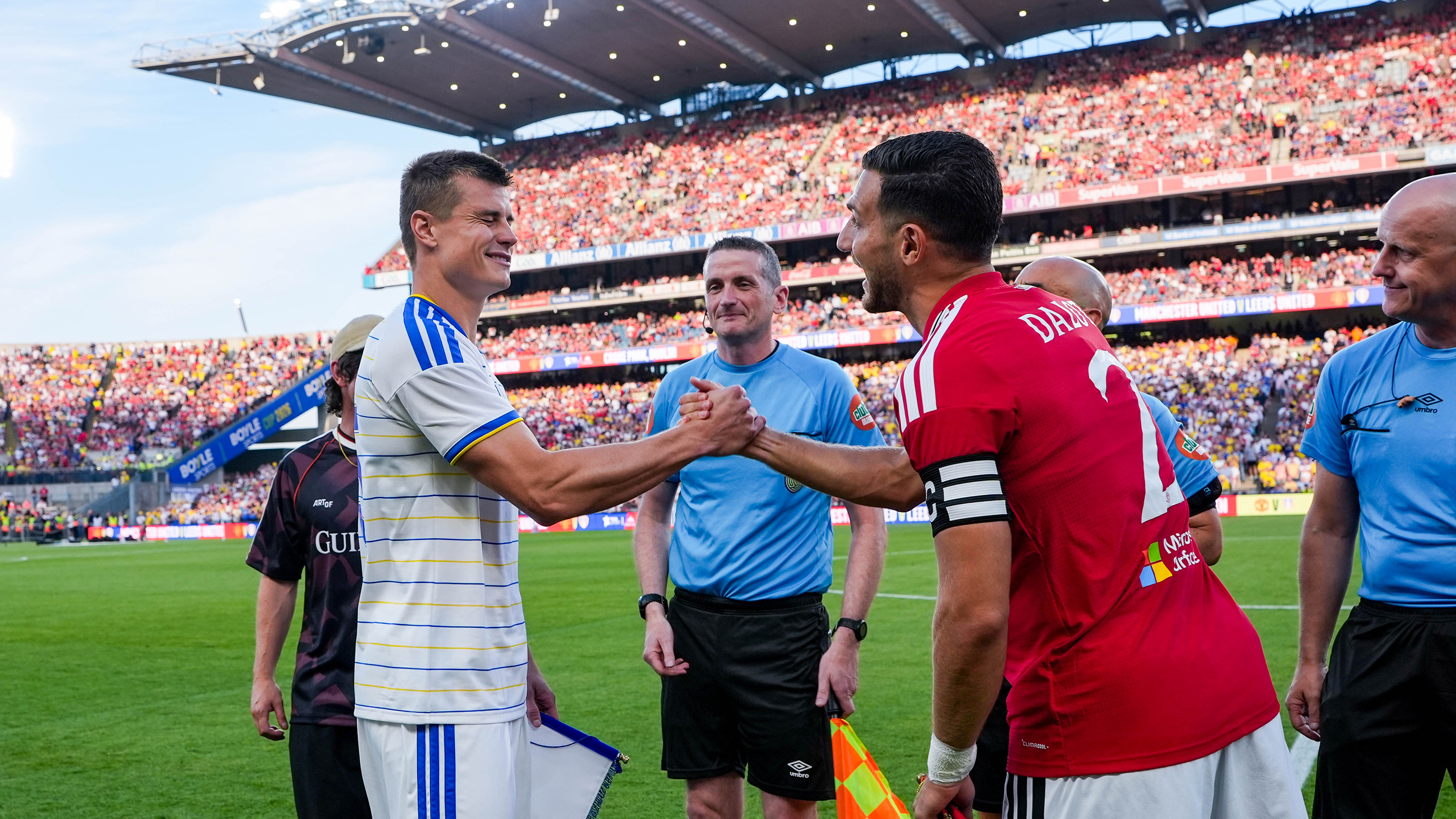 Jaka Bijol Man Utd Aug 26 Captains Shaking Hands