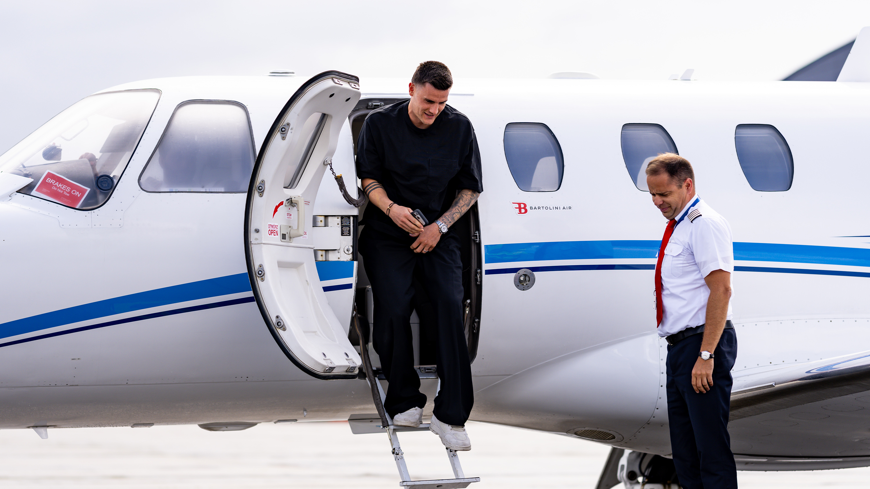 Michael Zetterer Signing Aug 26 Getting off plane