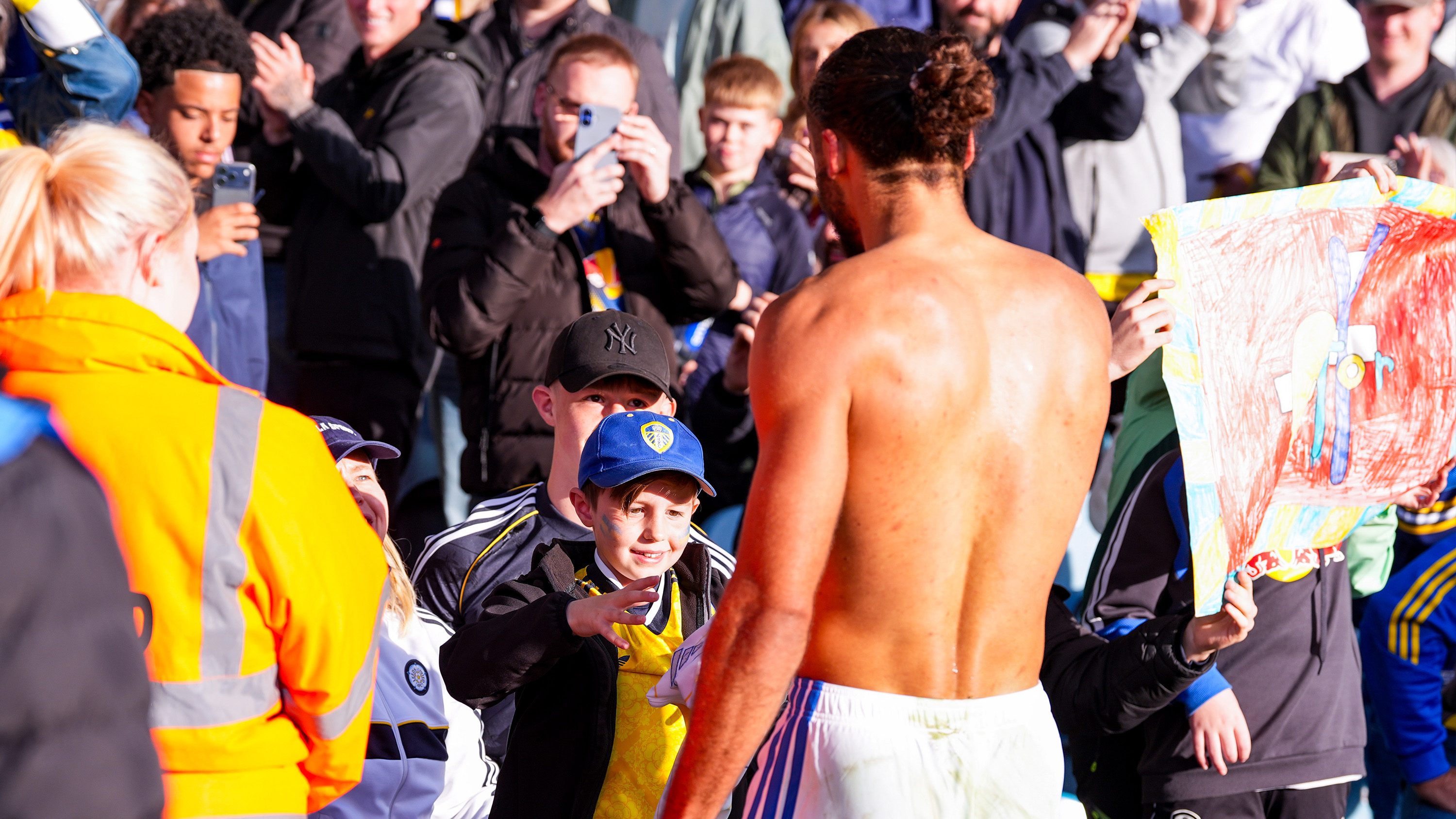 Dominic Calvert-Lewin gives shirt away v Man Utd, 18th October 2026
