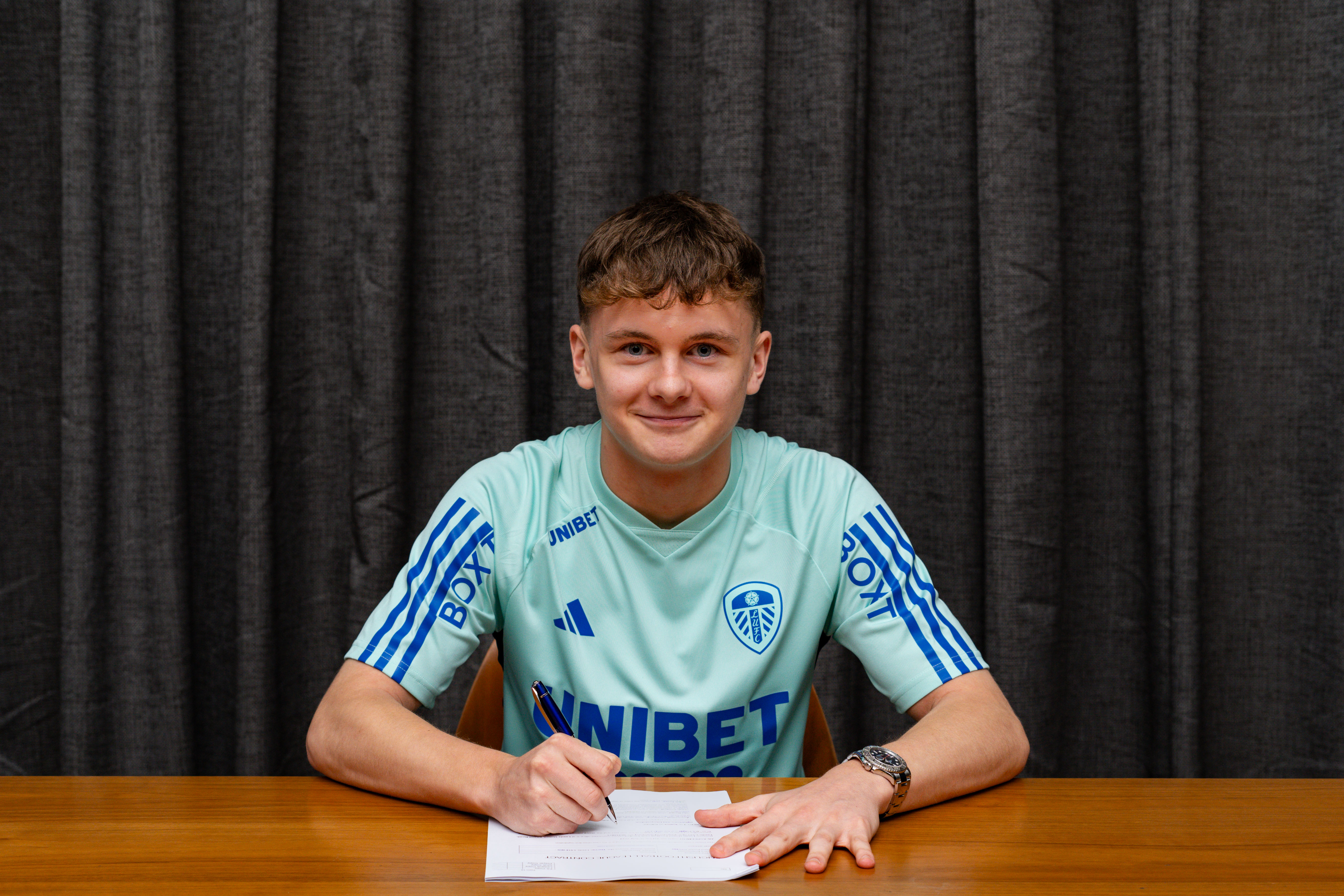 Joe Richards signs professional contract