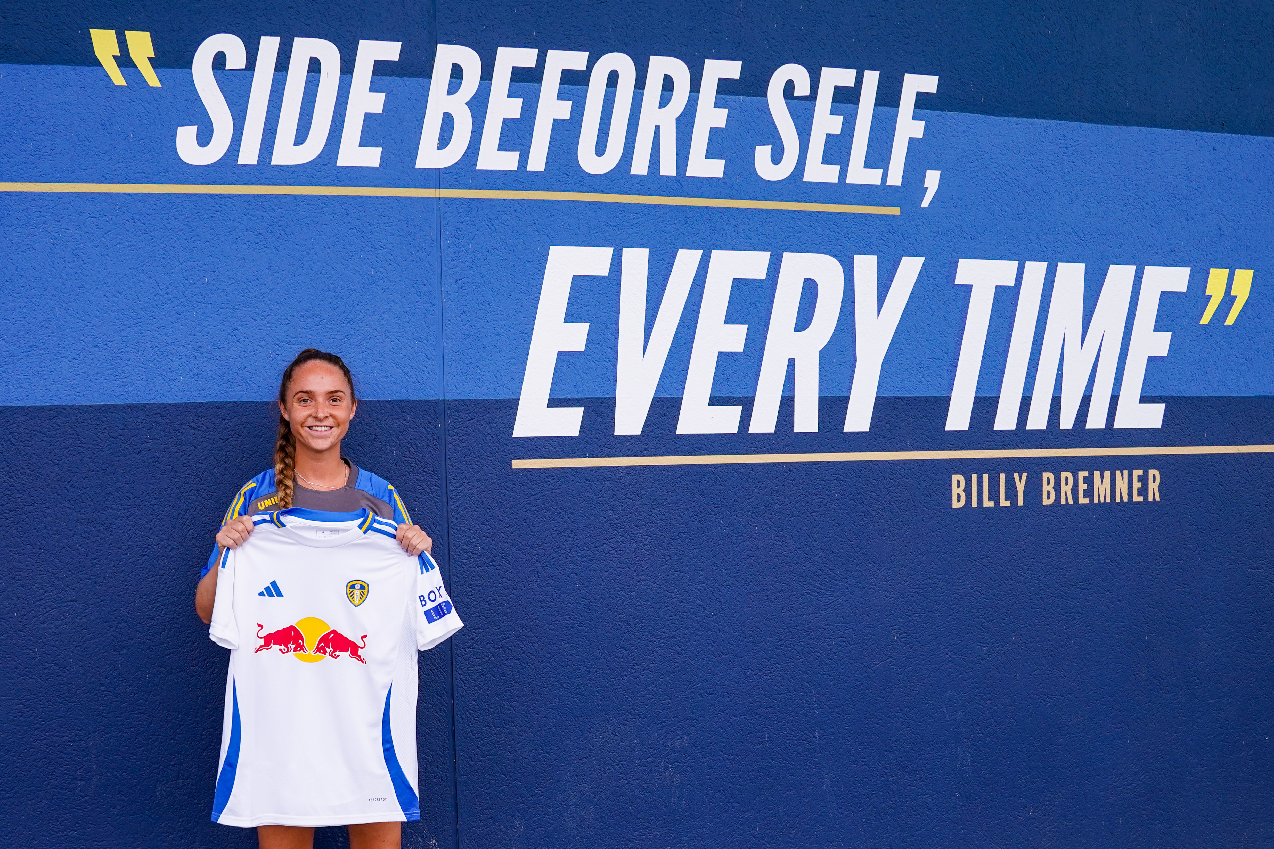 Ellie White signing 2