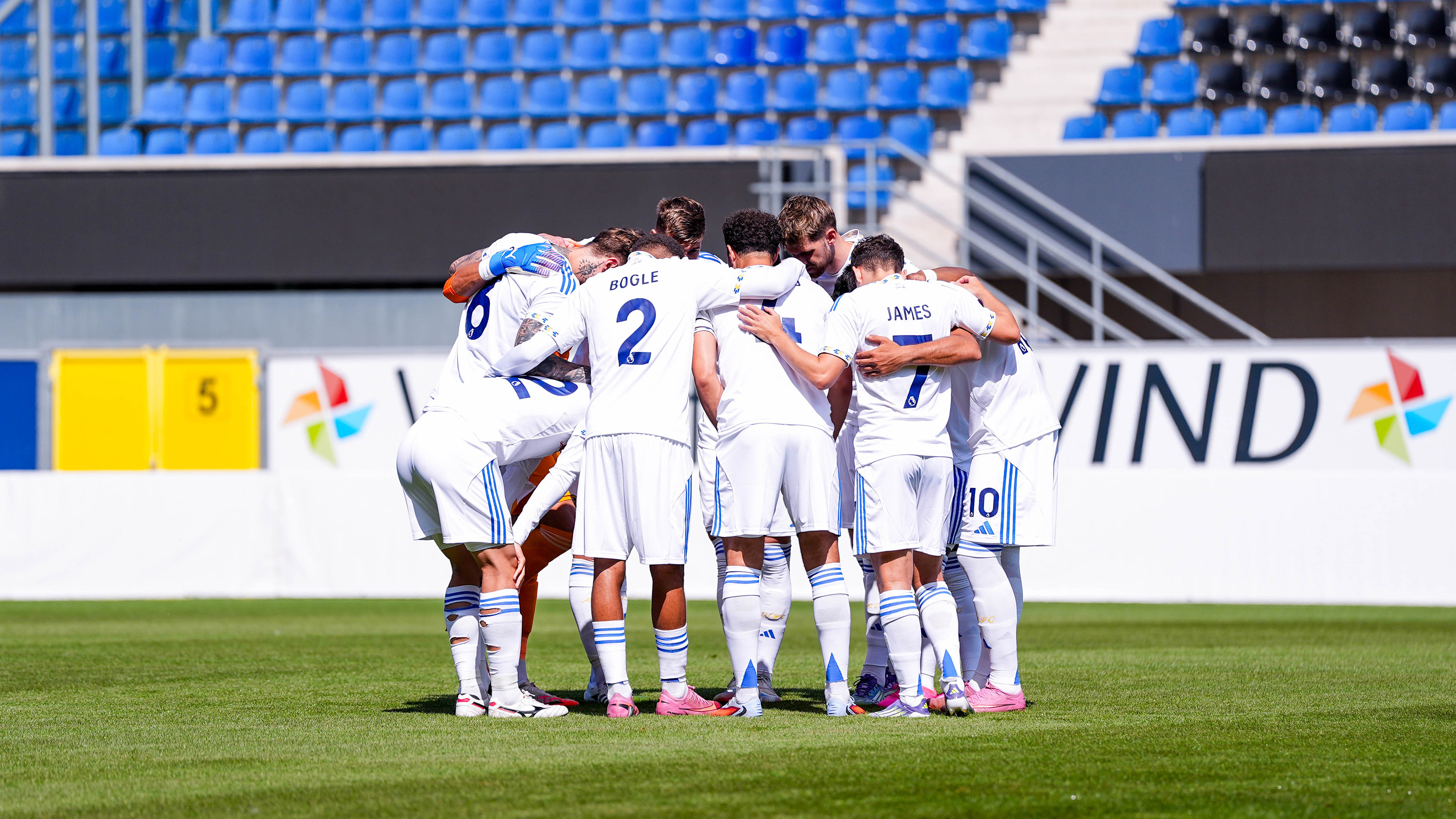 Team huddle vs SC Paderborn 