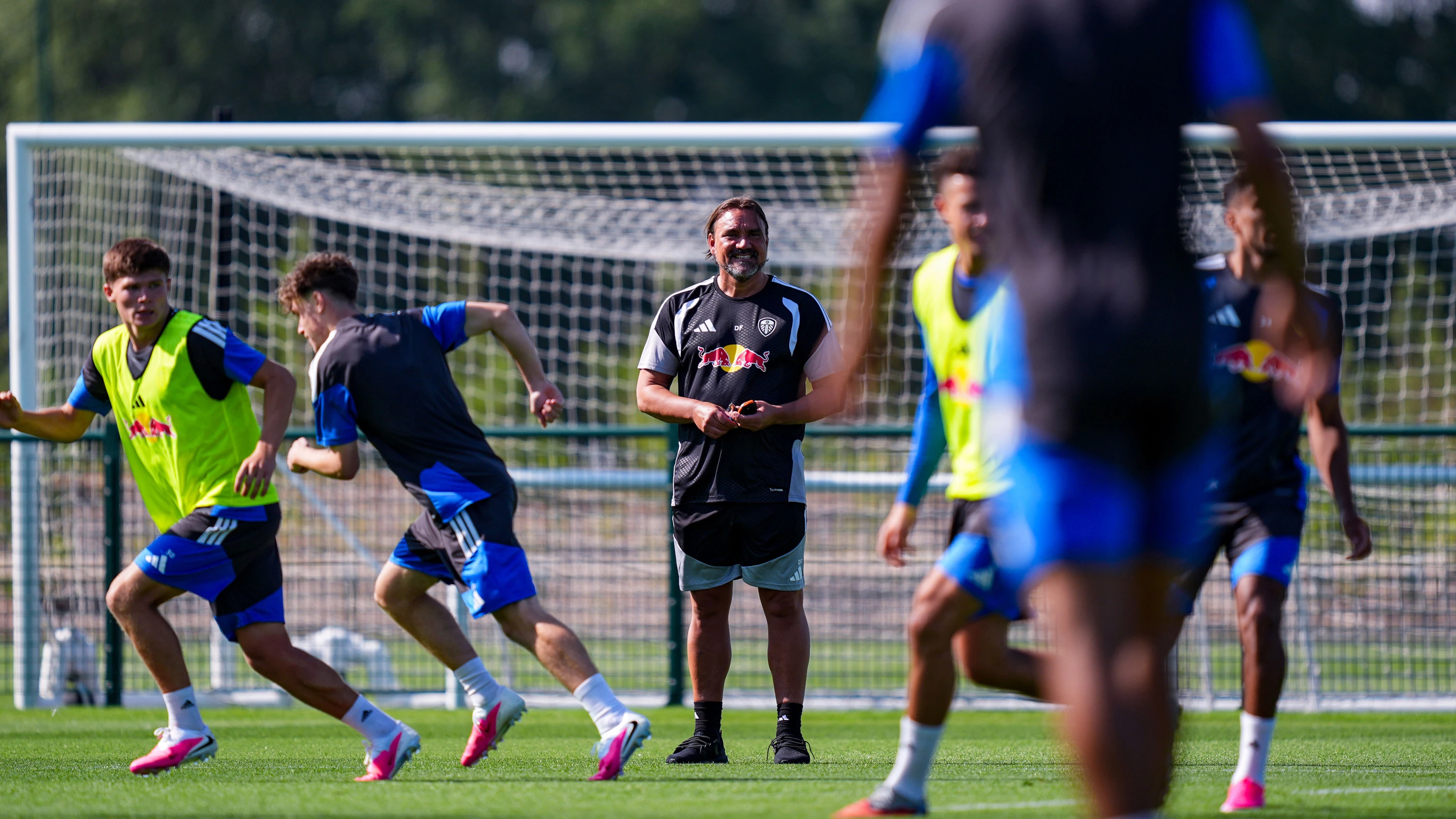Daniel Farke training photo Sep 26 in middle of players