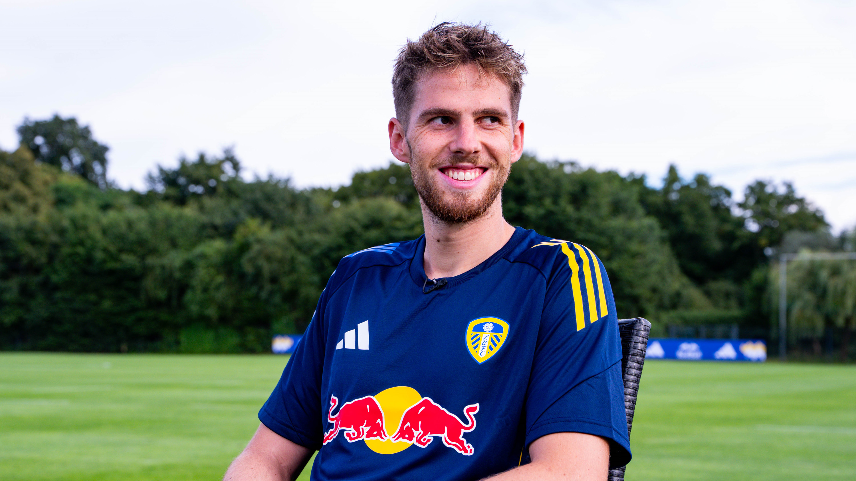 Anton Stach signing IV