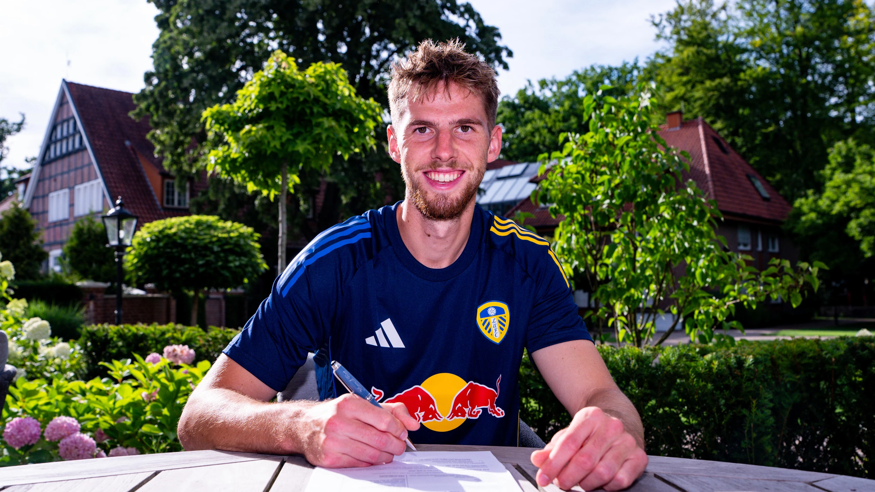 Anton Stach signing 1