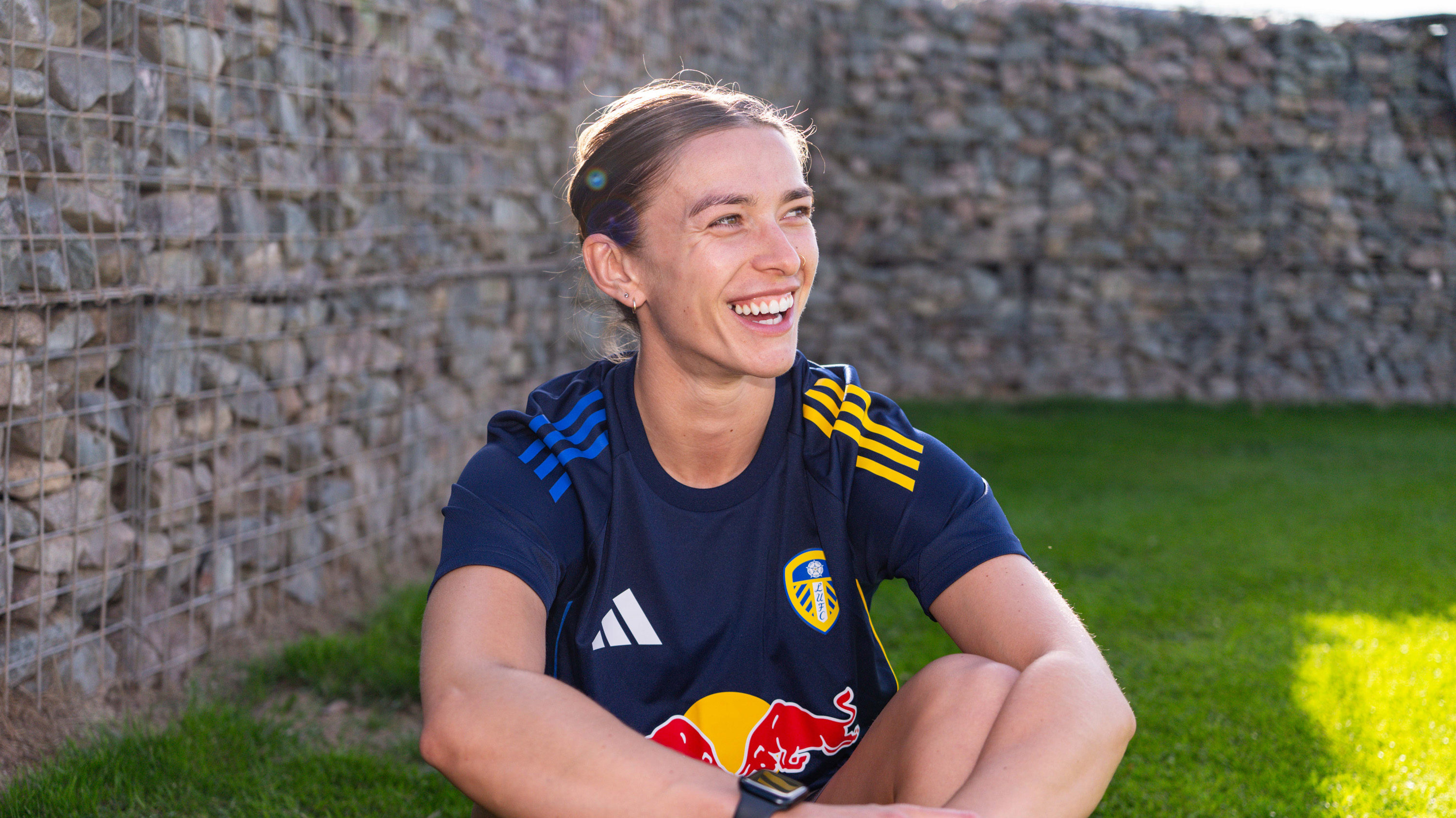 Chloe Dixon signing photo 4