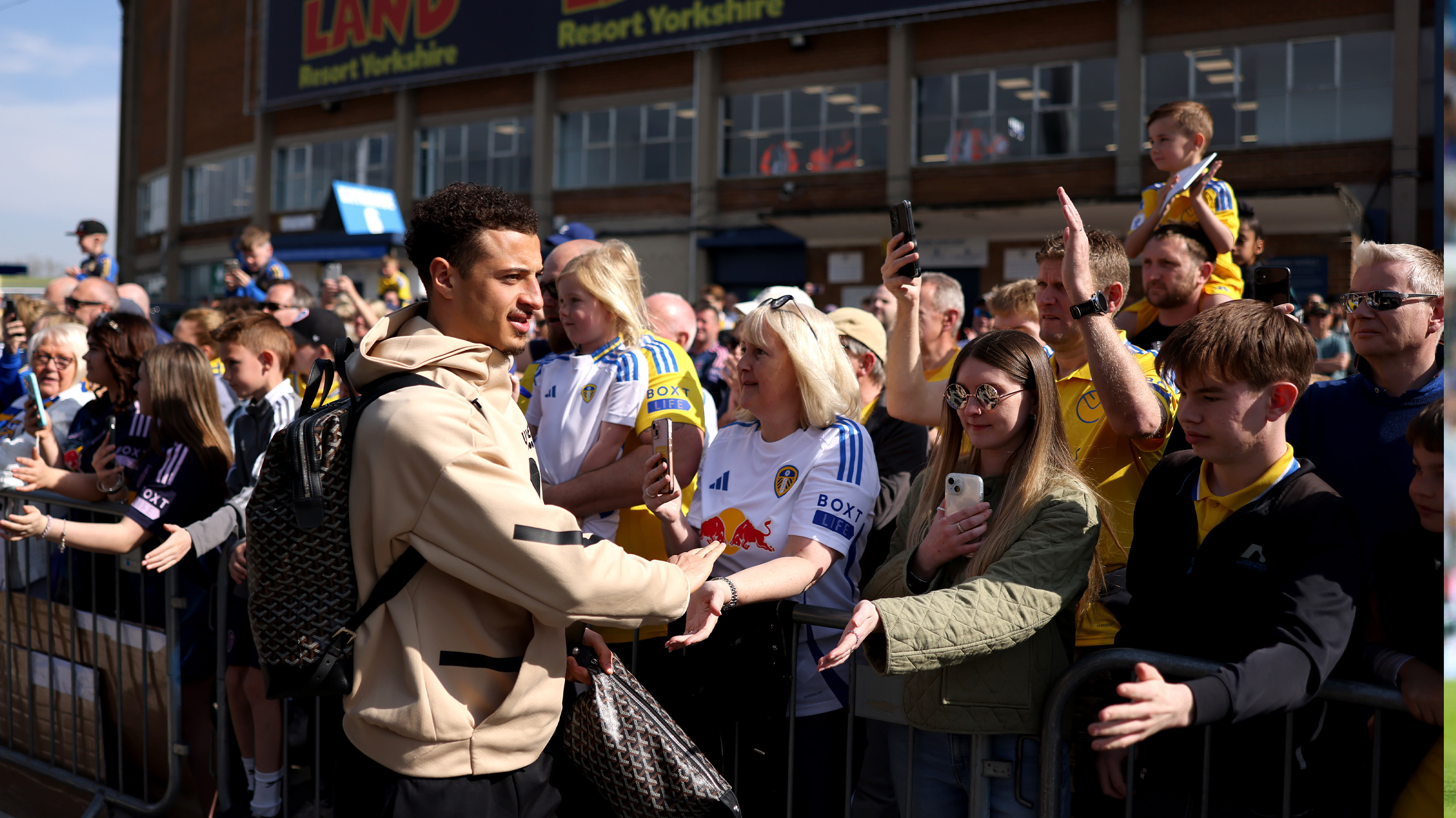 Ethan Ampadu Team Arrival Fans