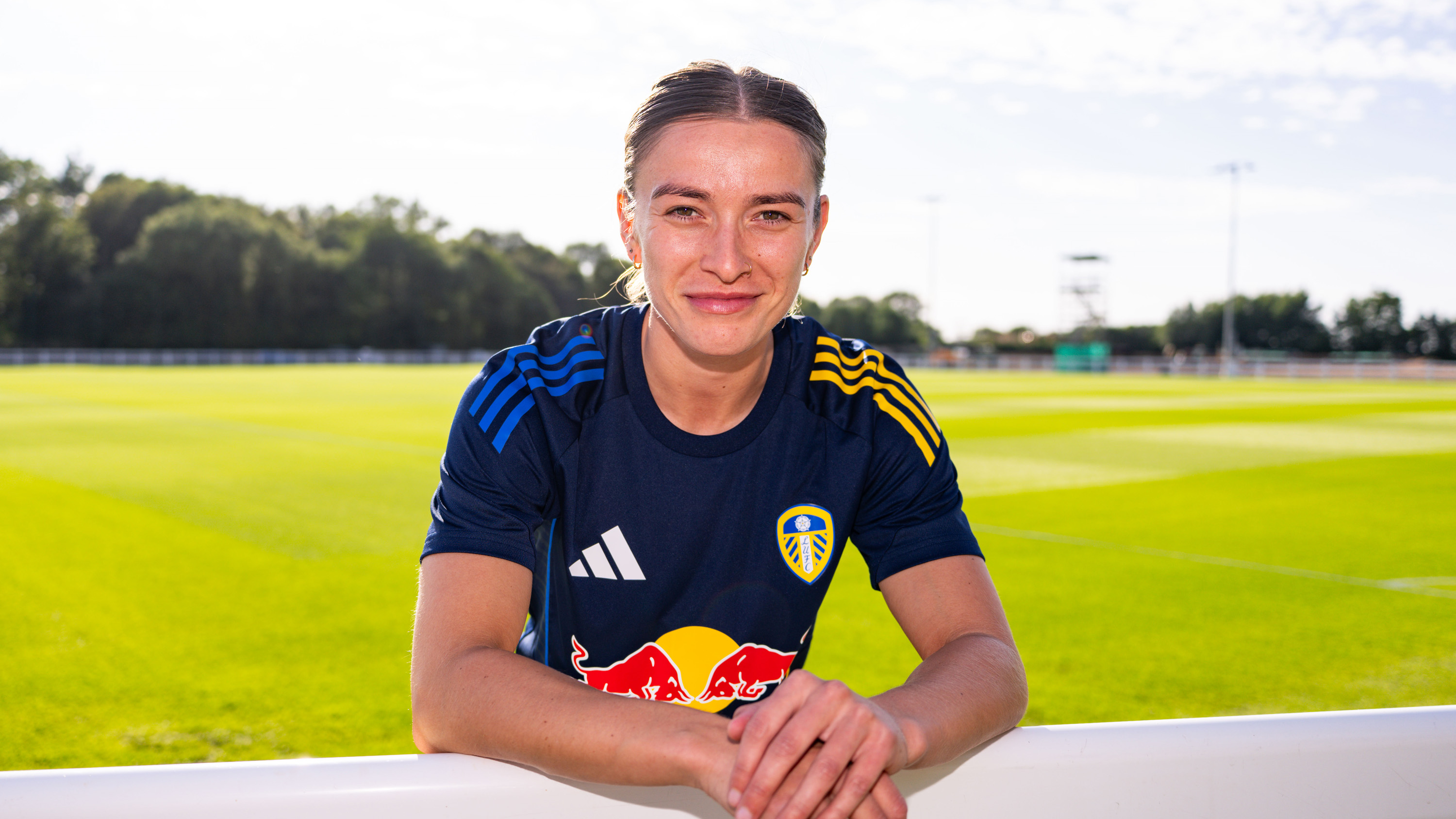 Chloe Dixon signing photo 1