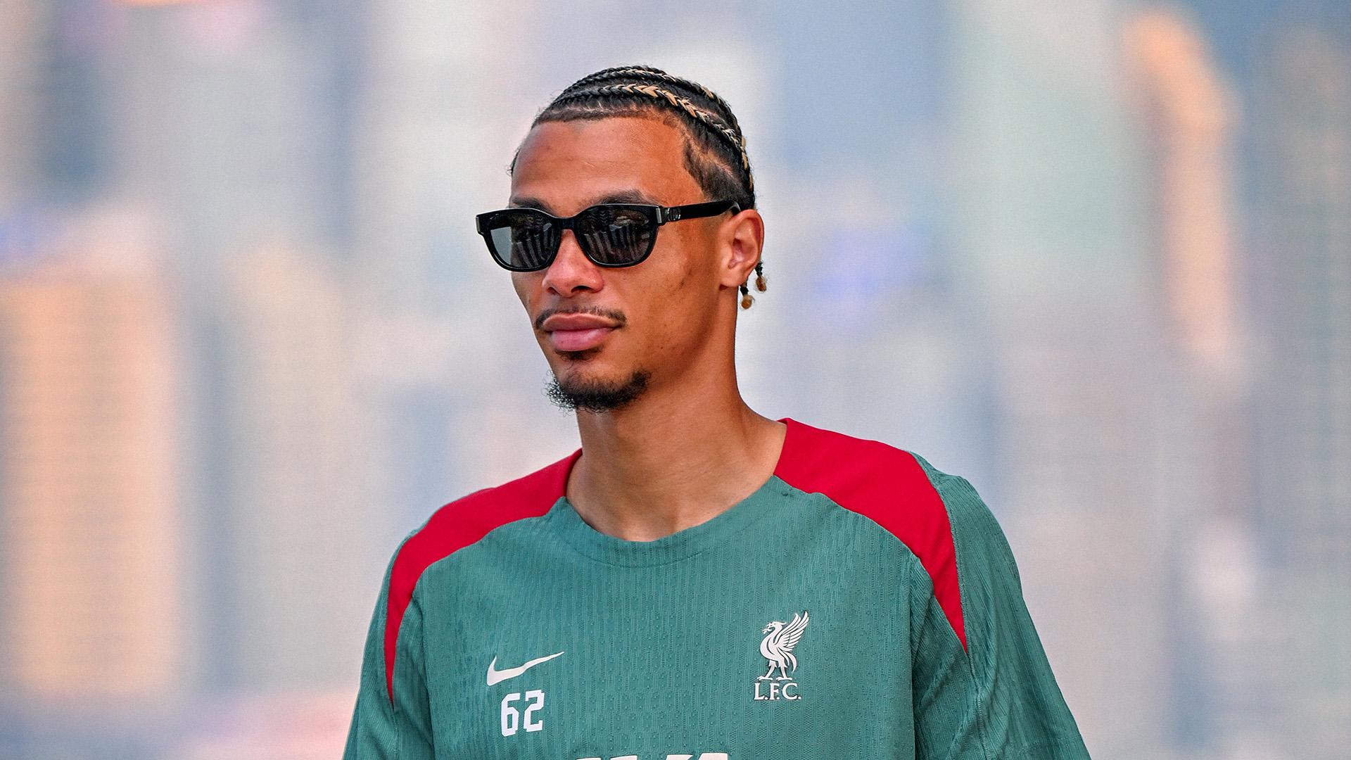 Photos: Hugo Ekitike checks in with the Reds in Hong Kong