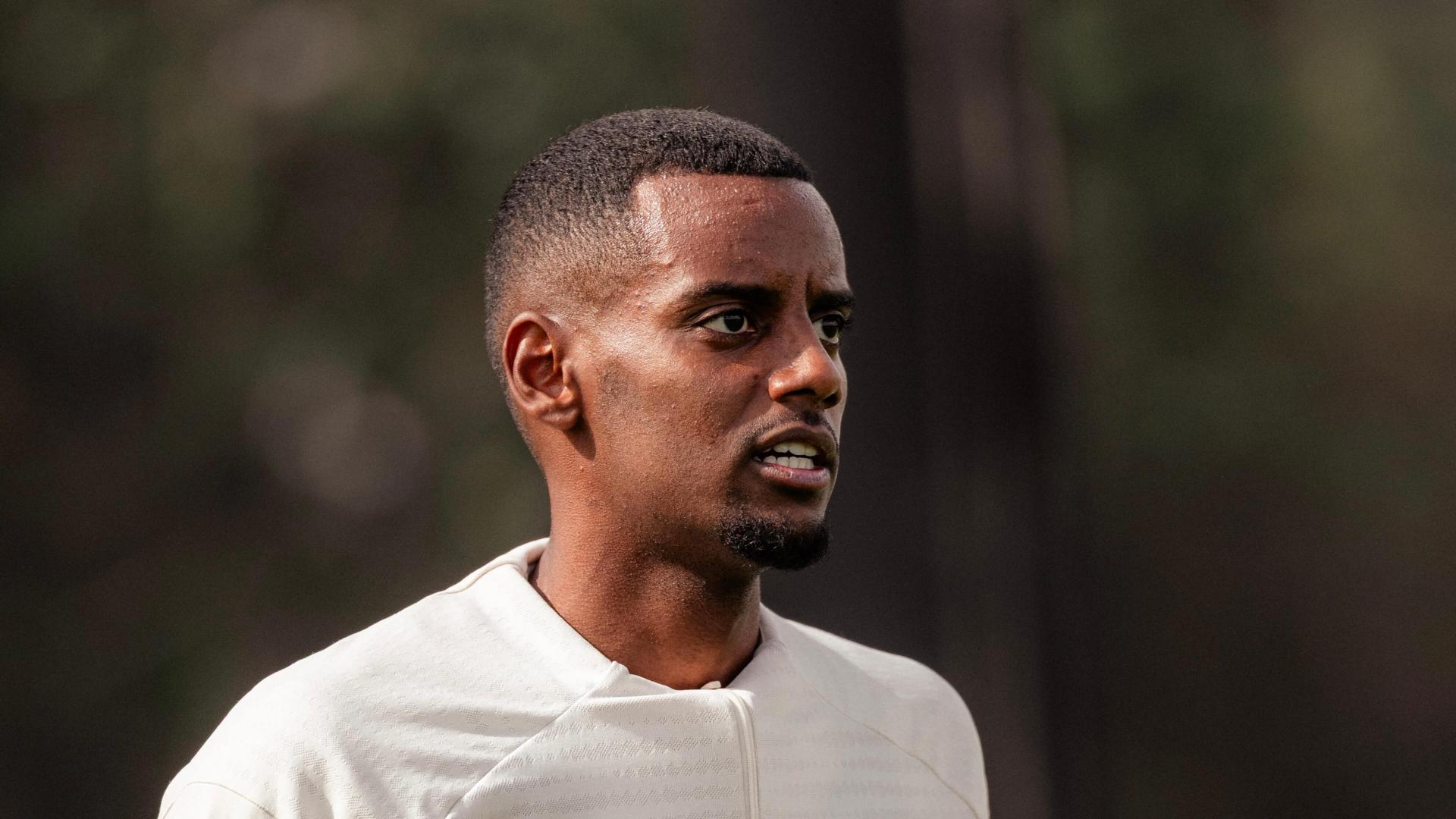 Arne Slot explains Alexander Isak absence for Man City v Liverpool