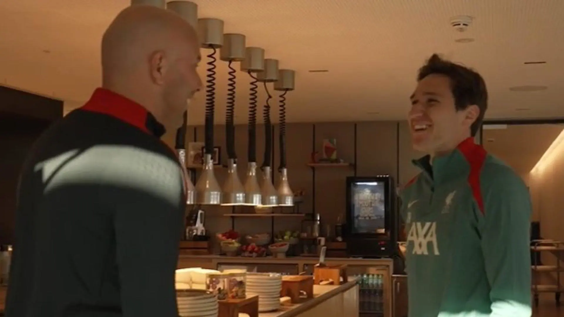 'Good to see you!' - Watch Federico Chiesa and Arne Slot meet at AXA Training Centre