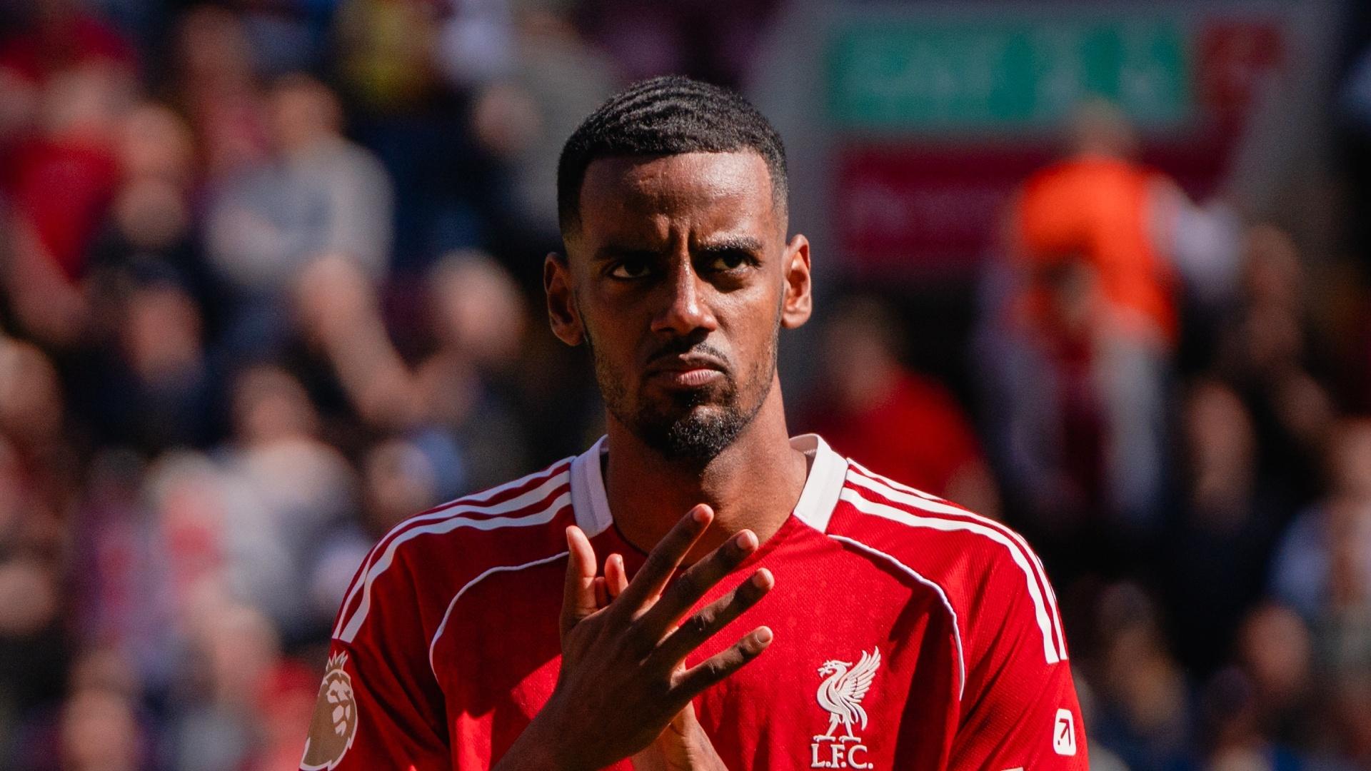 Arne Slot explains Alexander Isak's absence for Man Utd v Liverpool